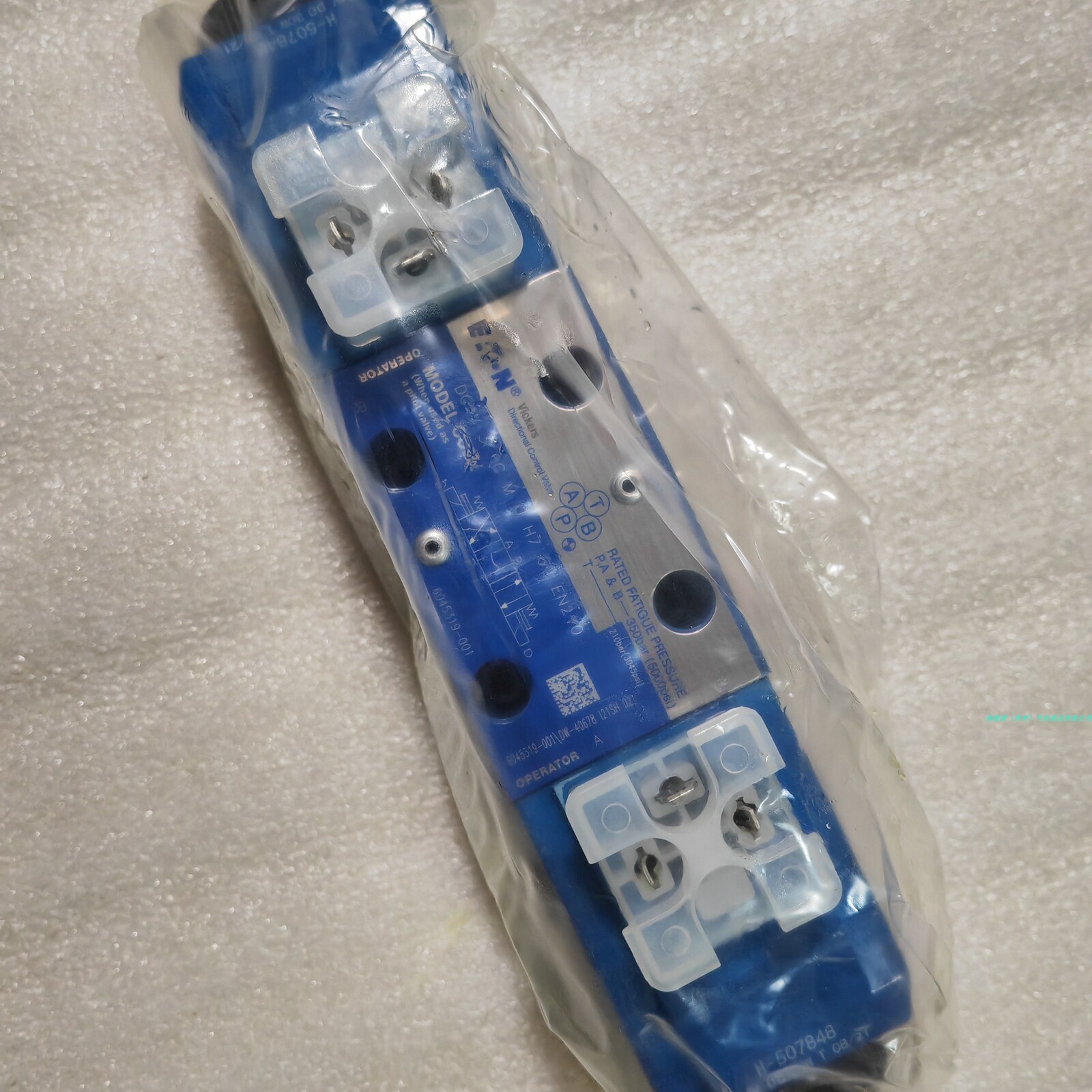 NEW VICKERS DG4V-3-6C-M-U-H7-60 Solenoid Operated Directional Valve