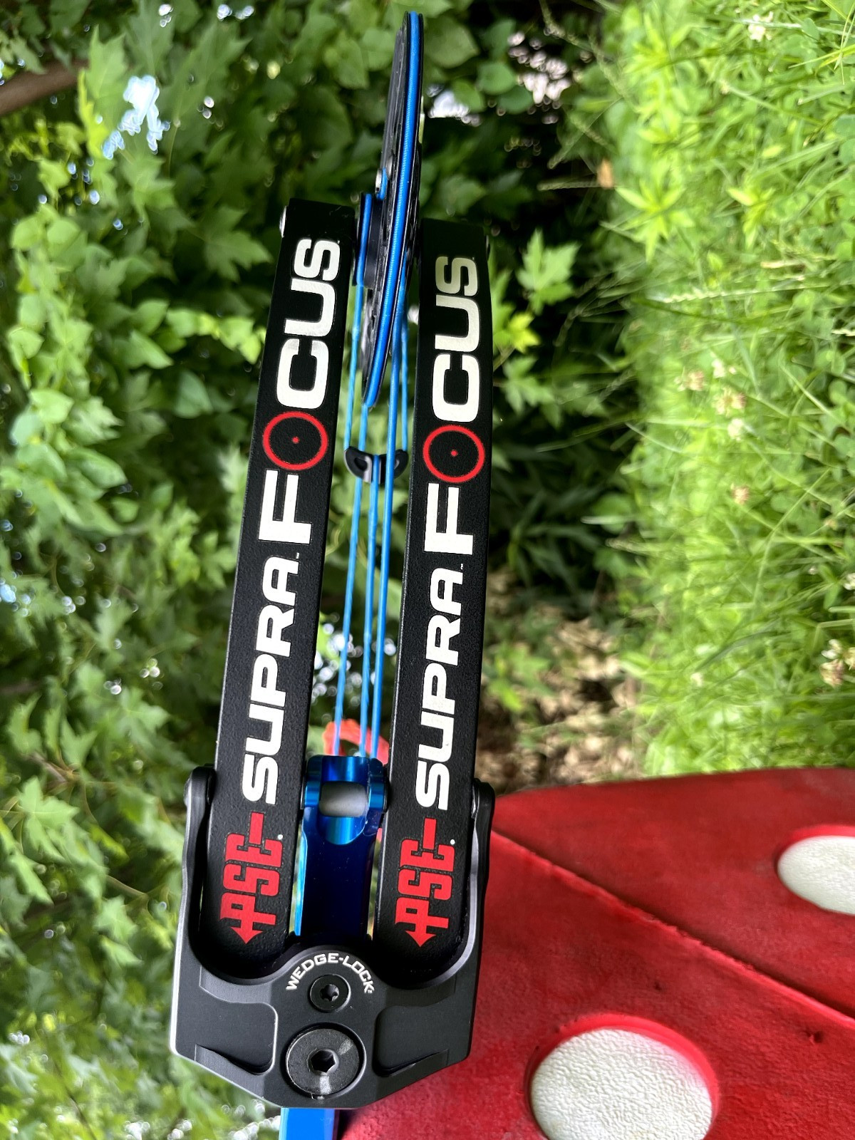 PSE Supra Focus RH Target Compound Bow 50lb 27in 37in Evolve Cam Blue/Black