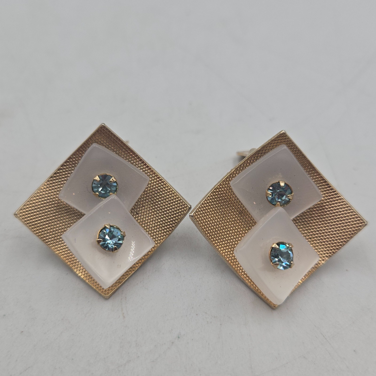 Vintage - Midcentury/Modern Gold Tone W/blue Gem Snap on Earrings