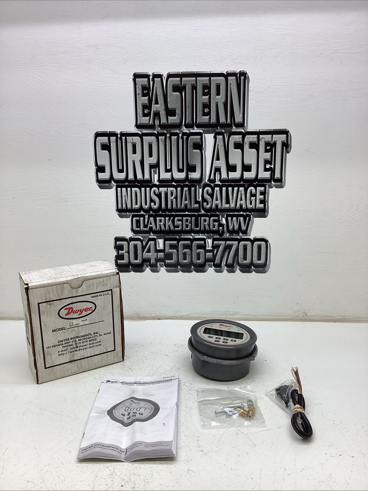Dwyer DH3-007 Digihelic Differential Pressure Controller Series DH3 NIB