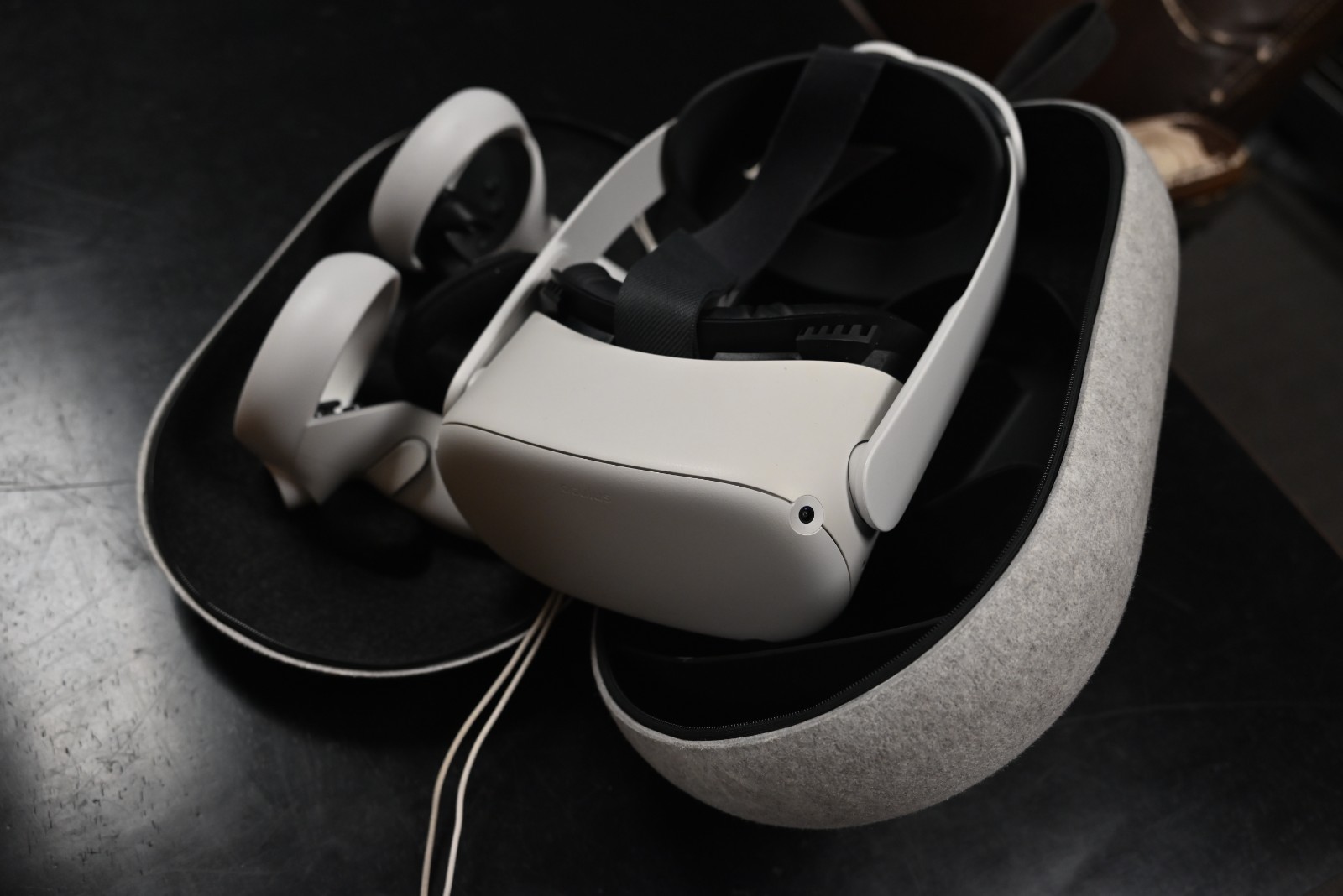 Oculus Quest 2 Meta VR Headset - White, 64gb - with 2 Controllers
