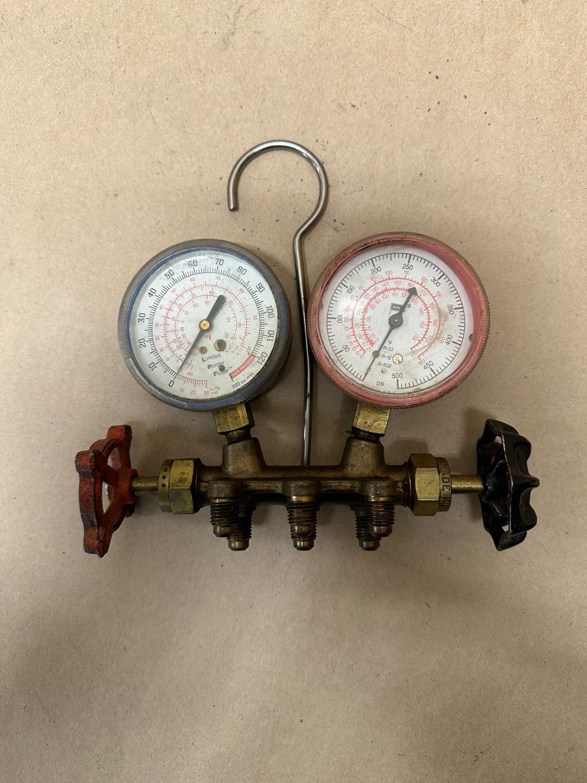 WIKA 213197 w/ Limited Pointer Flutter 120 PSI Pressure Gauge Valve