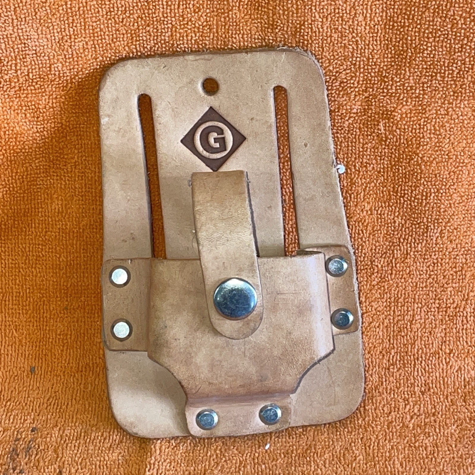 Aines Model 140B MC Tone Leather Holder
