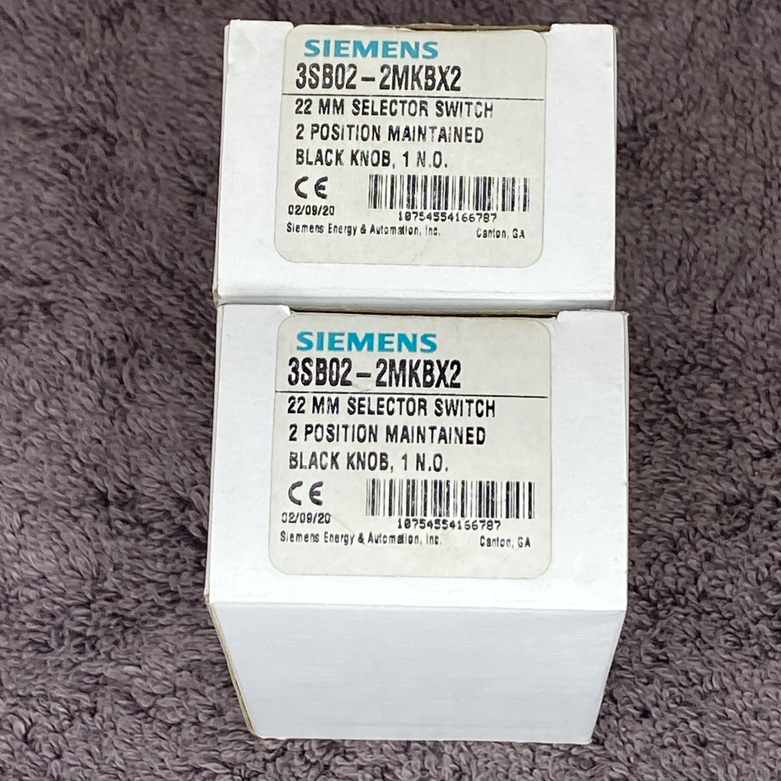 (2) Siemens 3SB02-2MKBX2 22MM Selector Switch 2 Position Maintained Black Knob