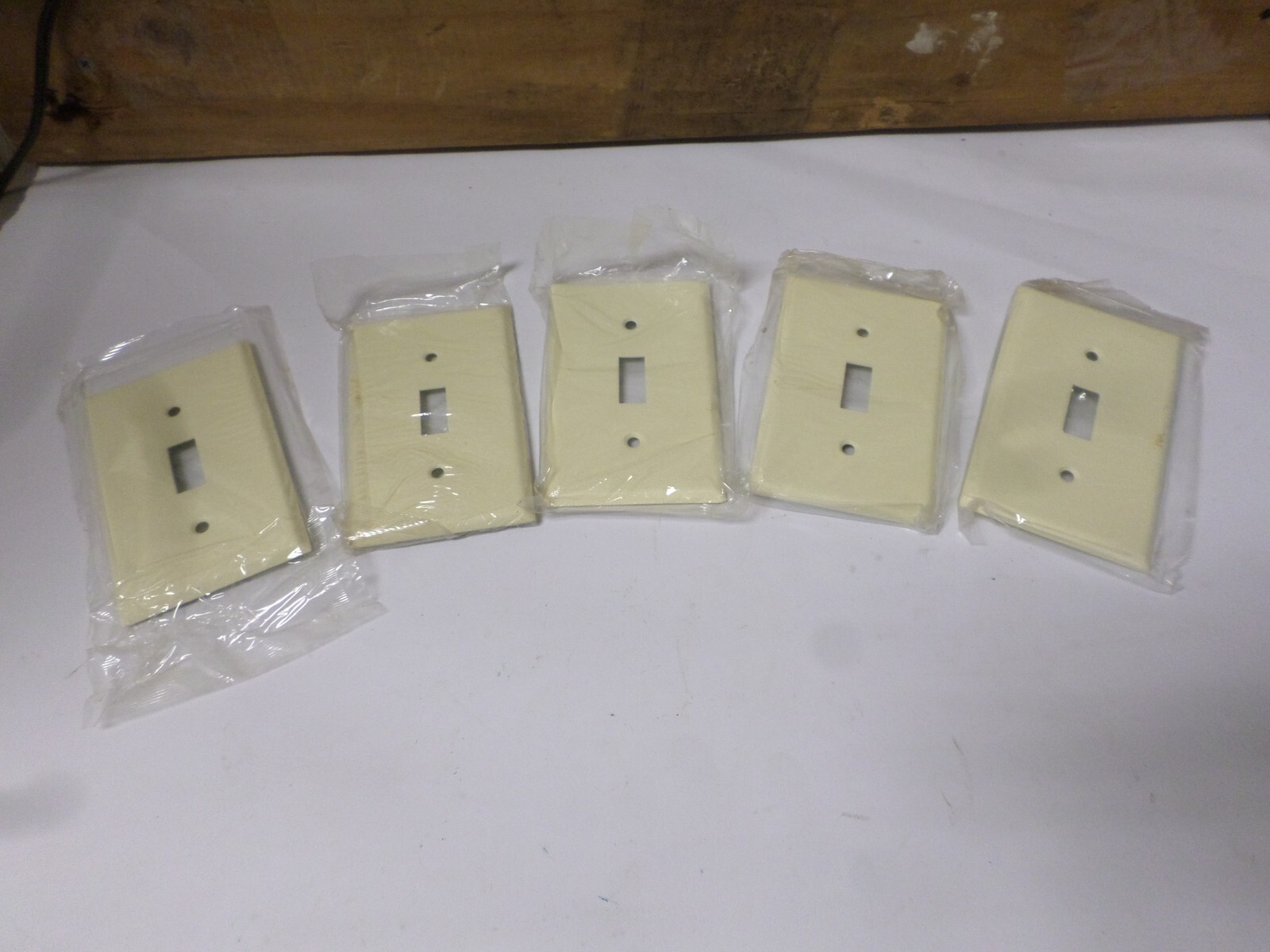 LOT OF 5 MULBERRY #99071 -14/00  IVORY WRINKLE 1-GANG TOGGLE METAL WALL PLATES
