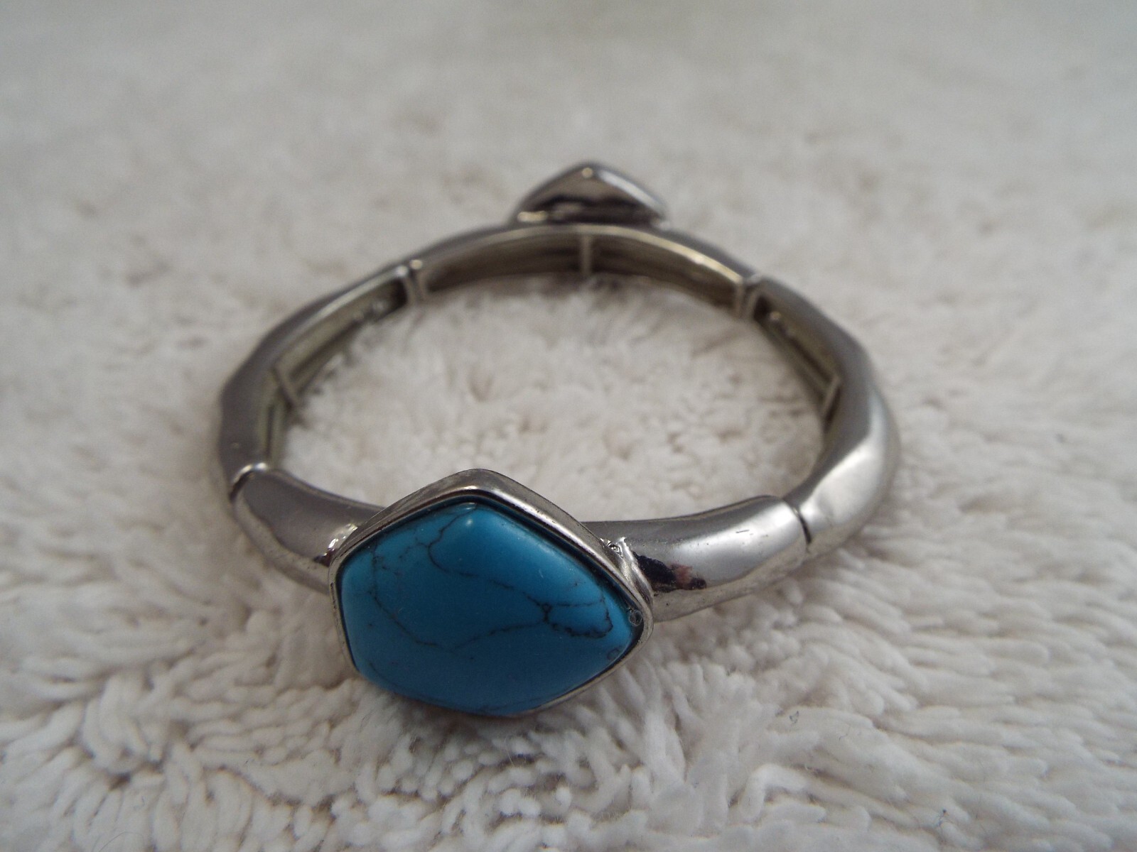 Silvertone Blue Howlite Stone Stretch Bracelet (J8)