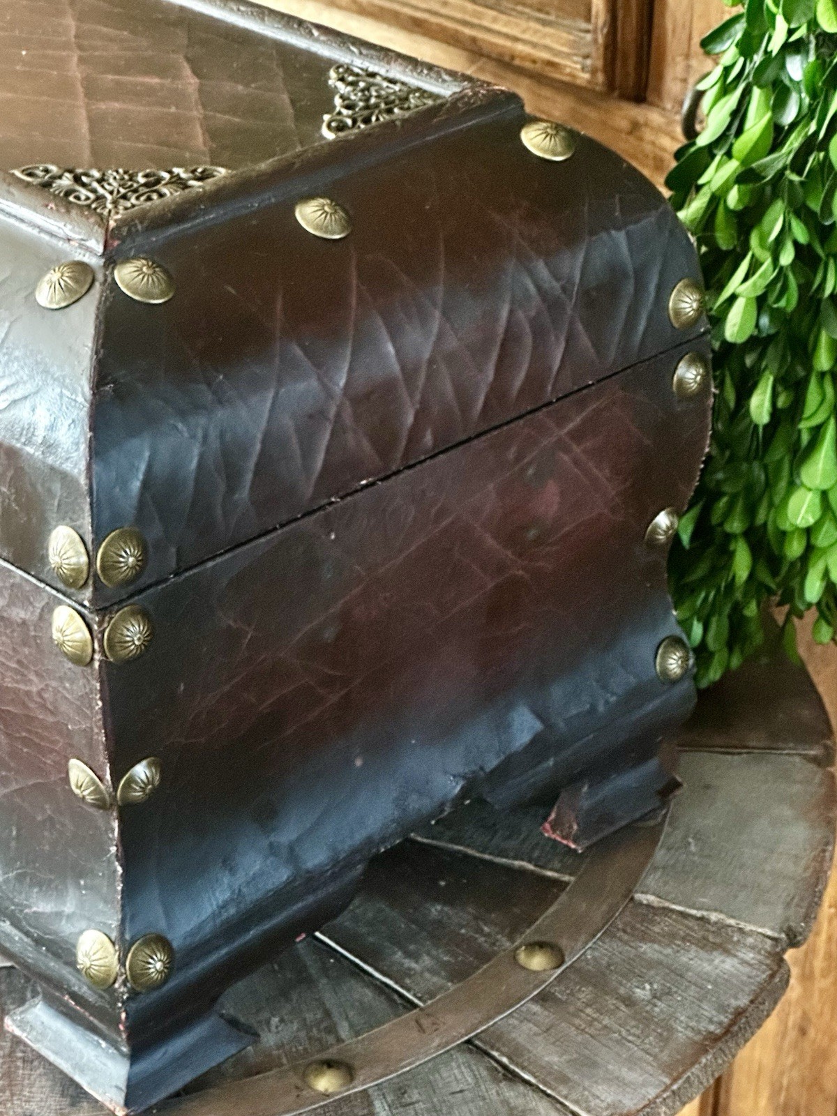 VTG Inspired Hinged/Lidded Faux Leather Rustic Decorative Footed Chest/Trunk