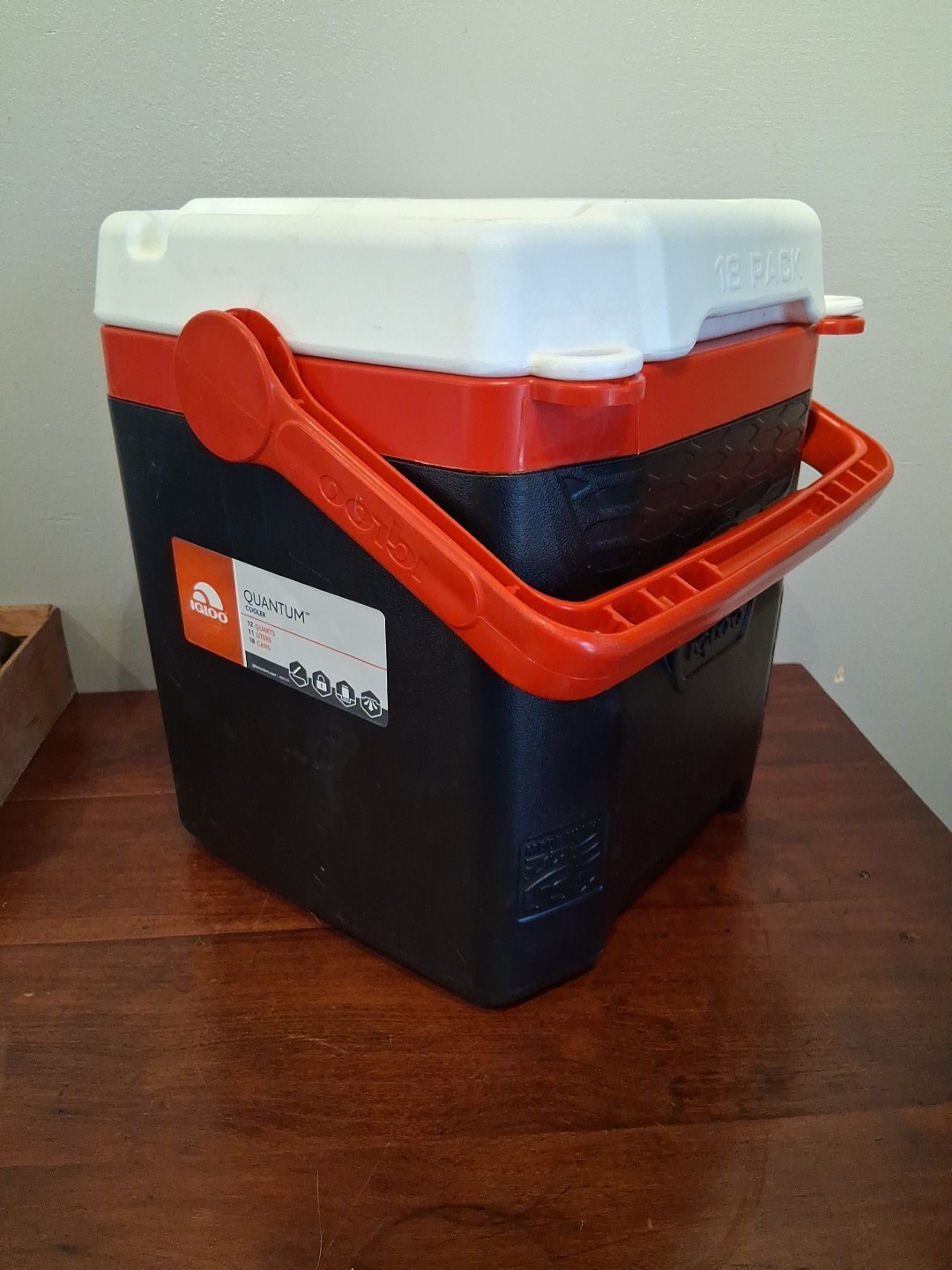 Igloo Quantum 12 cooler 18 Pack capacity Lockable USA. 12 Quart Red White Black