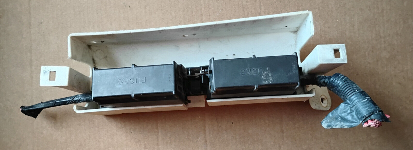 1997-99 BUICK LE SABRE UNDER HOOD FUSE BOX 25535534 OEM