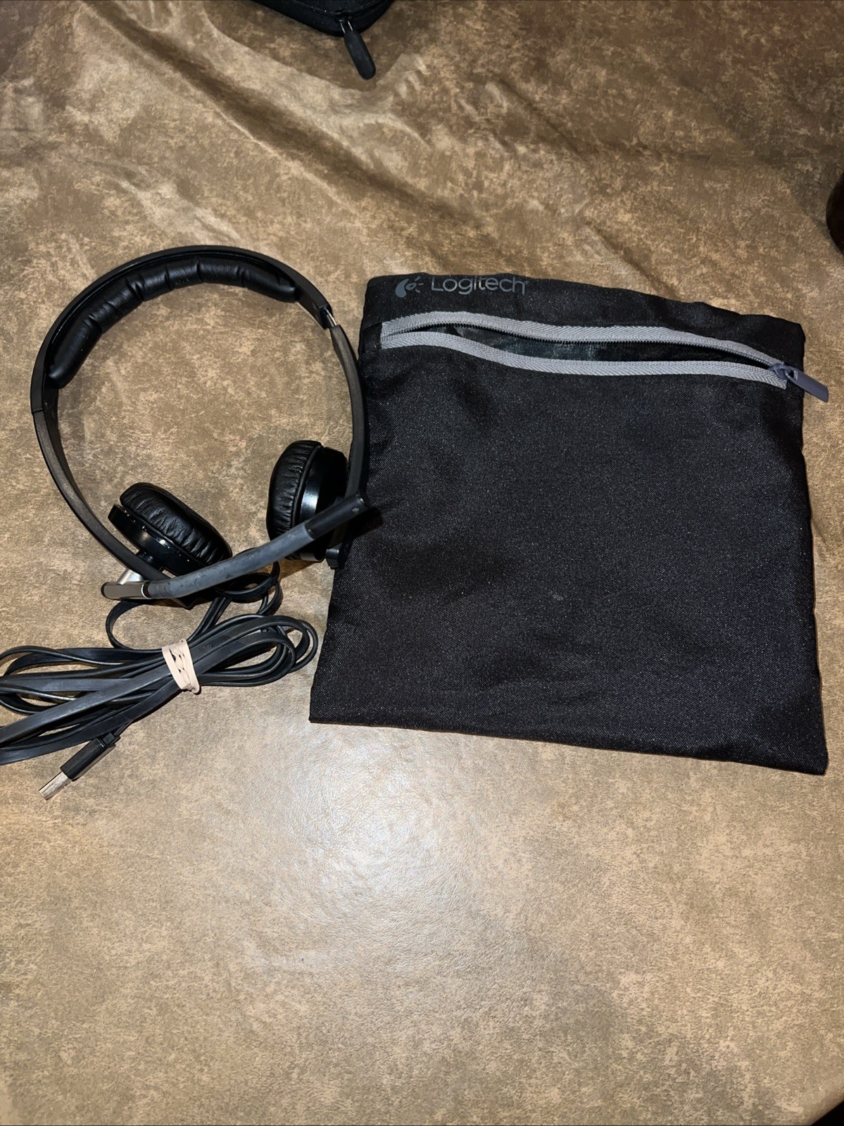2M Logitech A-00057 USB Headset with Microphone Storage Bag - Tested and Working