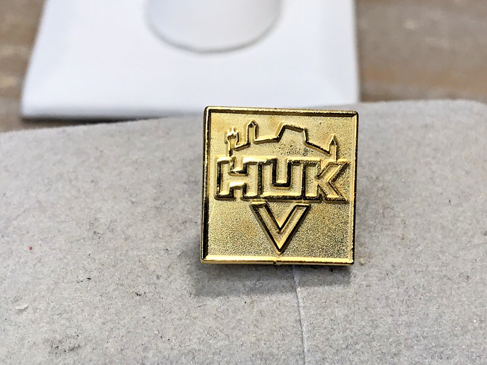 HUK performance gear Promotional Pin/Pin " Huk "  ~A4~