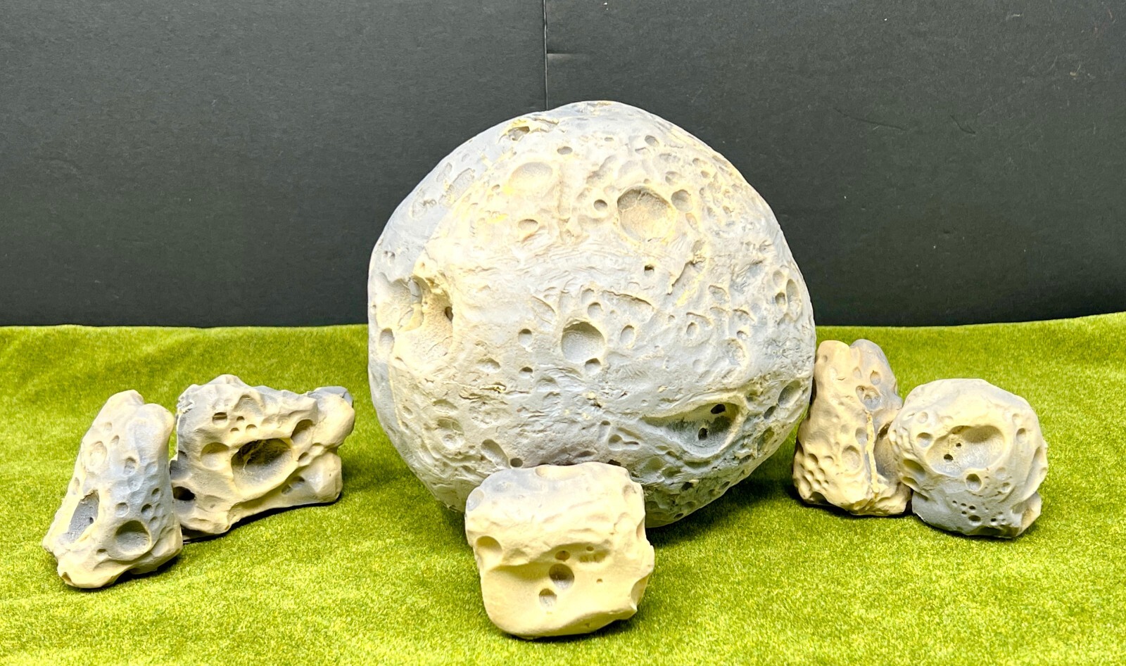 Battlefleet Gothic Epic Cast Terrain Lot A - 1x Moon & 5x Asteroids RESIN WH40K