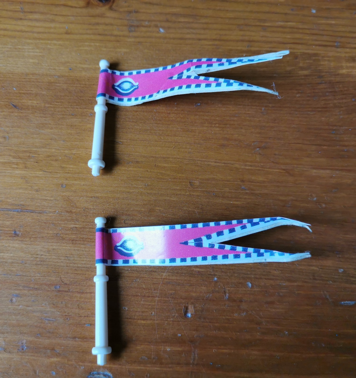 Dark World Game 2 X Flag Poles and Flags Waddingtons 1992 (2)