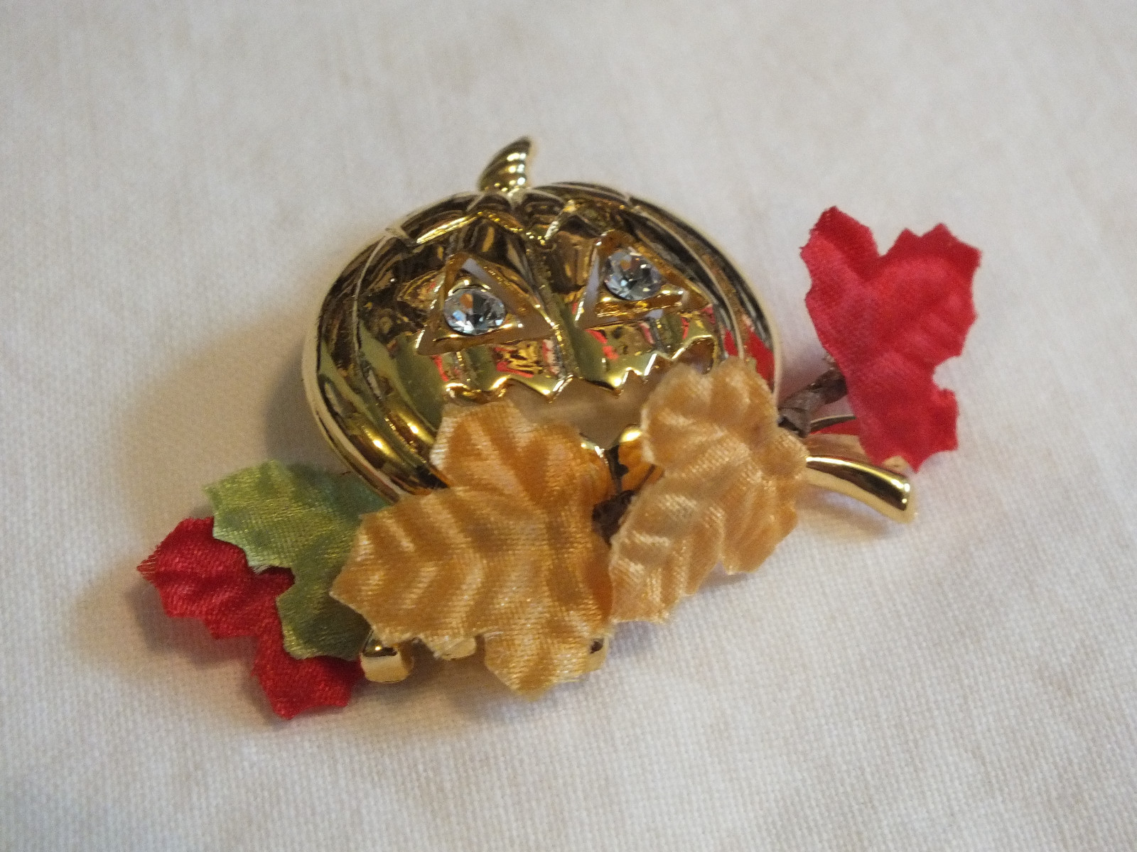Holiday Brooch Pin Gold Tone Fall Halloween Pumpkin Clear Rhinestones 2.5 x 1.5"