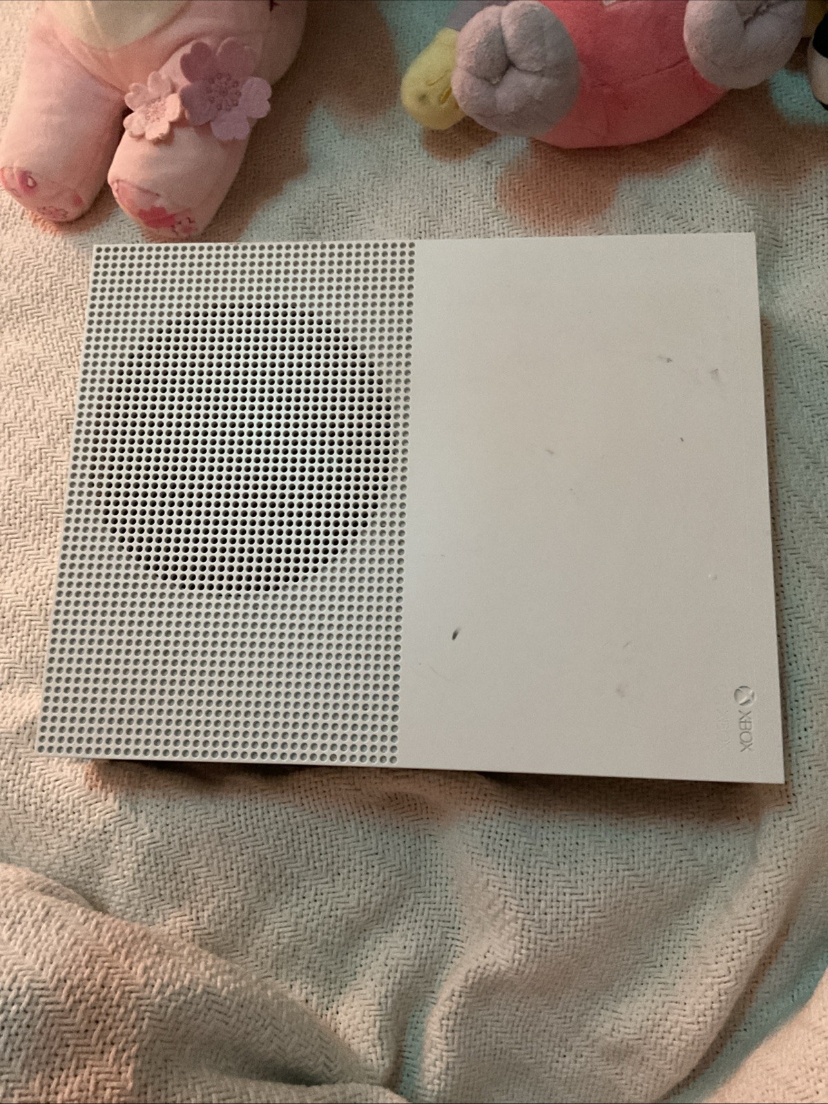 Xbox One S Comes With HDMI Cable Power Cable And Controller
