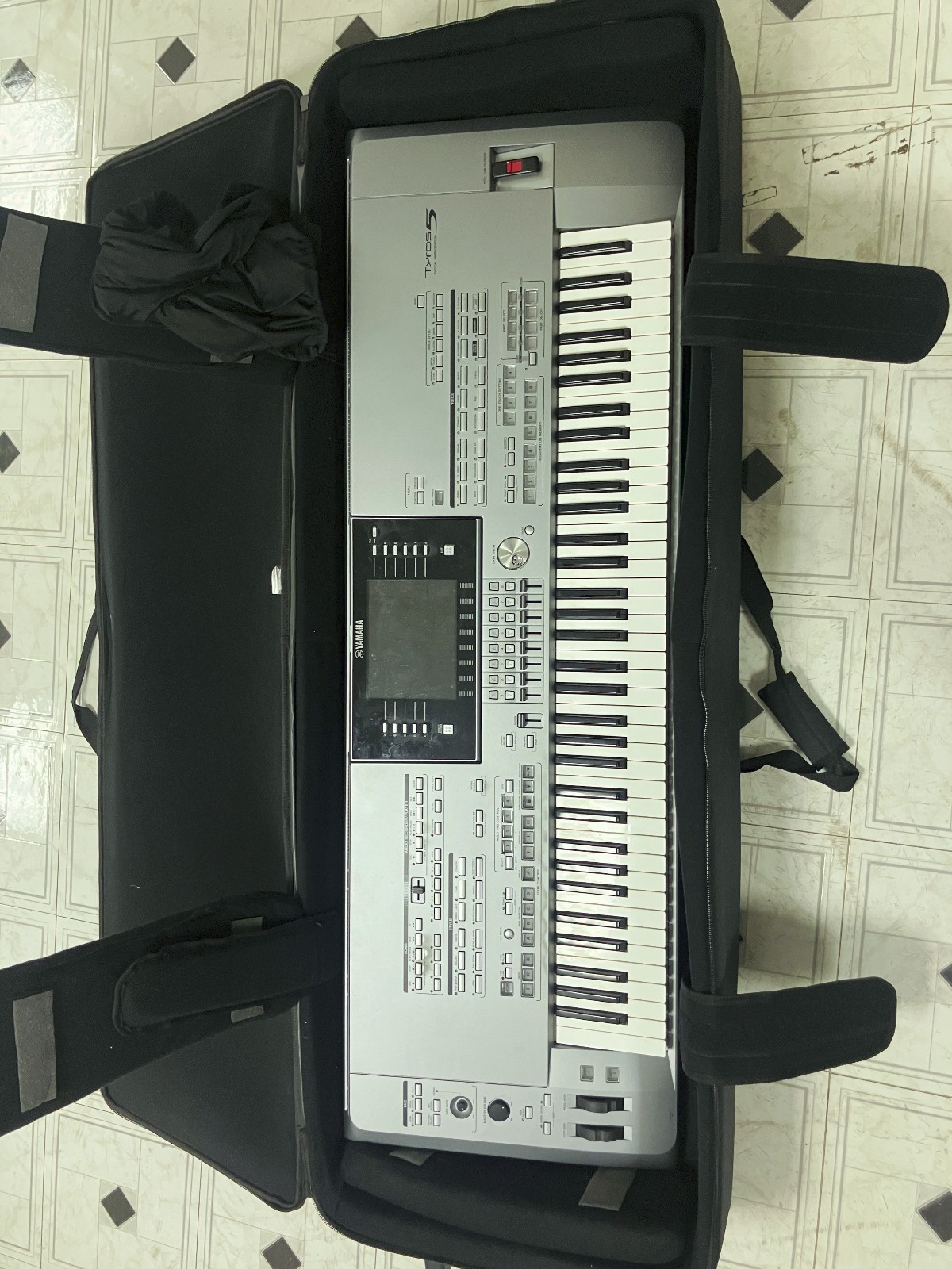 Yamaha Tyros5 76-Key With Case, Flash And Speakers. Great condition!!!