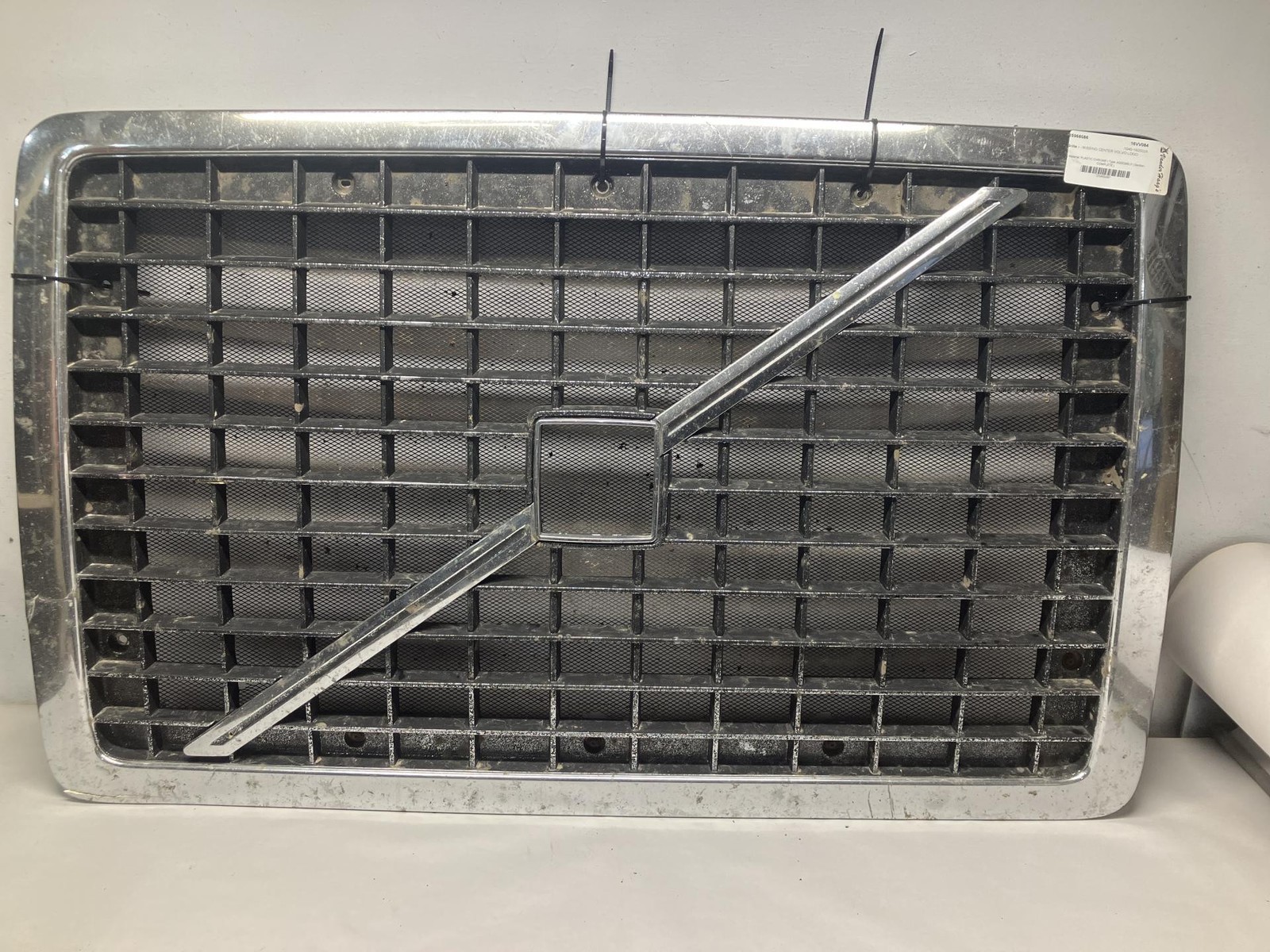 2003-2017 Volvo VNL Grille - Used | P/N NA