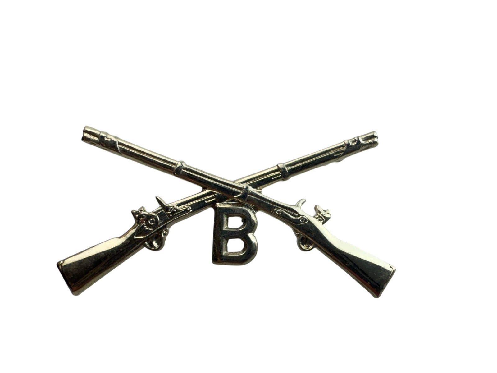 US ARMY INFANTRY CROSSED RIFLES LARGE LAPEL HAT PIN BADGE