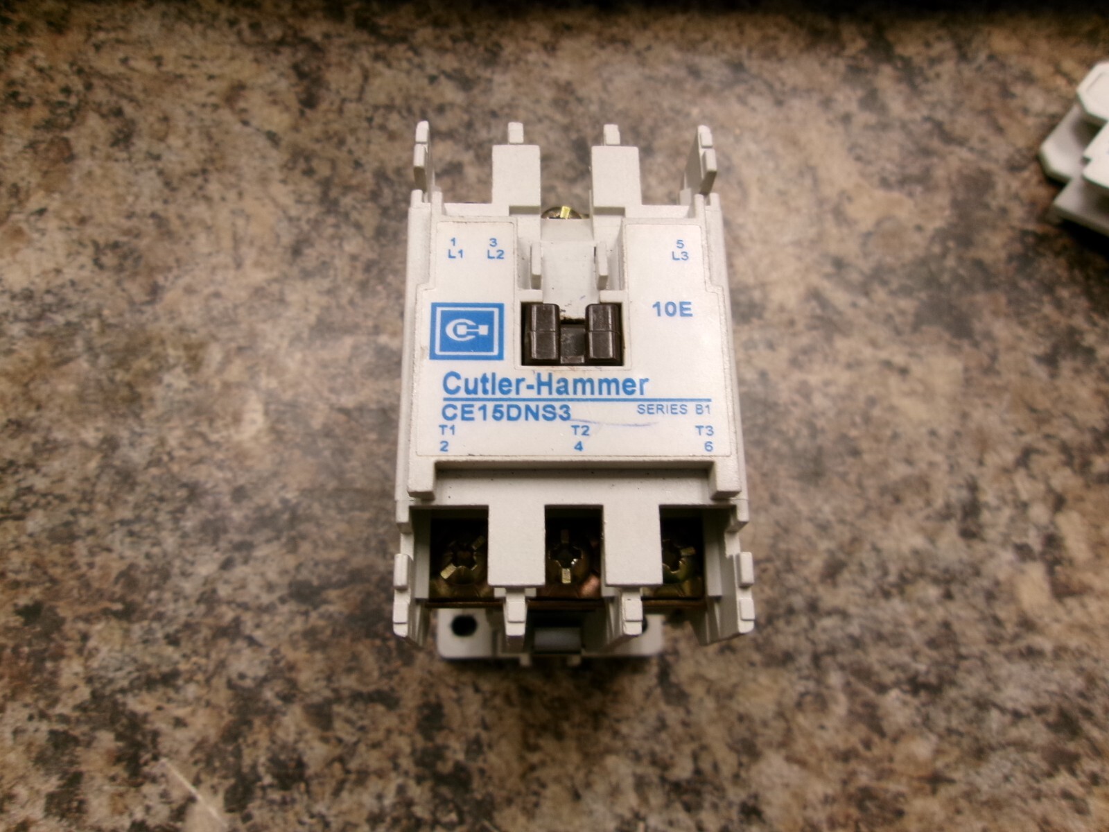 CULTER-HAMMER CE15DNS3 CONTACTOR OFF A NOS CONTROL BOX ED12-2