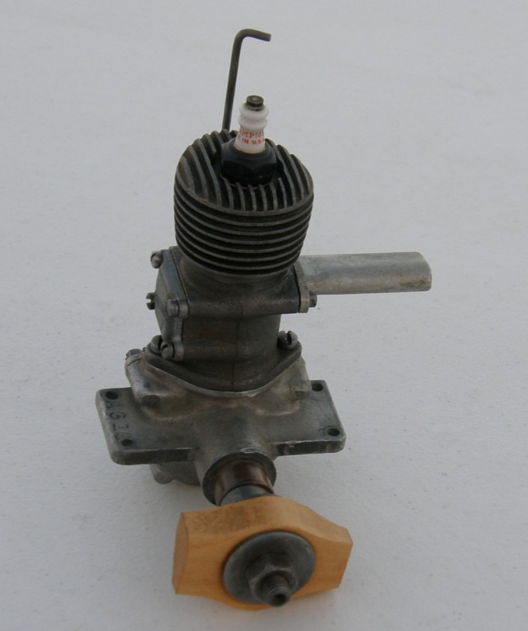VINTAGE 1940's DENNYMITE AIRSTREAM 57 GLOW PLUG GAS/NITRO MODEL AIRPLANE ENGINE