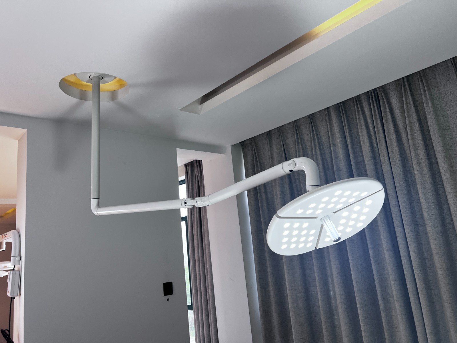KWS 80W 45 LEDs Dental Surgical LED Shadowless Light Ceiling Mounted Vet Light