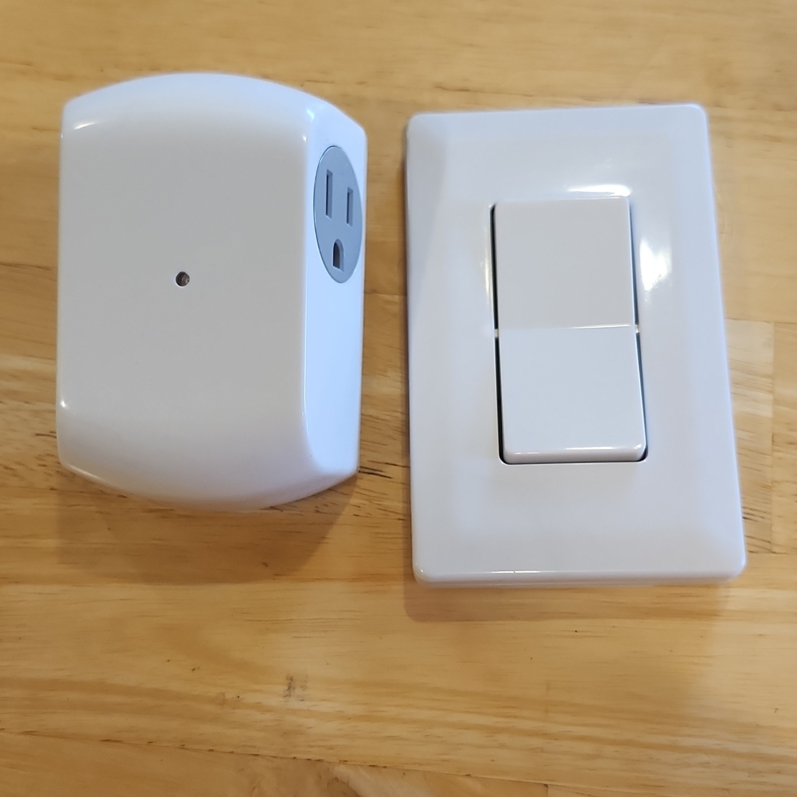 Wireless Switch and Outlet Set Model 98801 AA-001 White 120V
