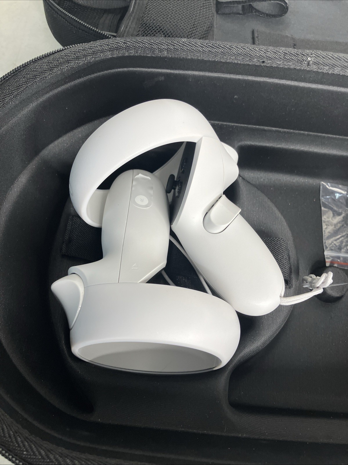 Meta Quest 2 VR Headset With Controllers & Carrying Case Pre-Owned