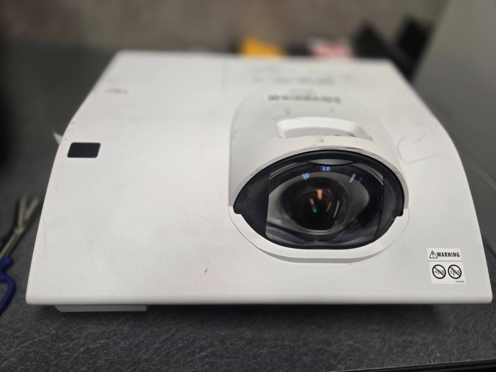 Hitachi CP-BX301WN 3200-Lumen XGA Short-Throw LCD Projector