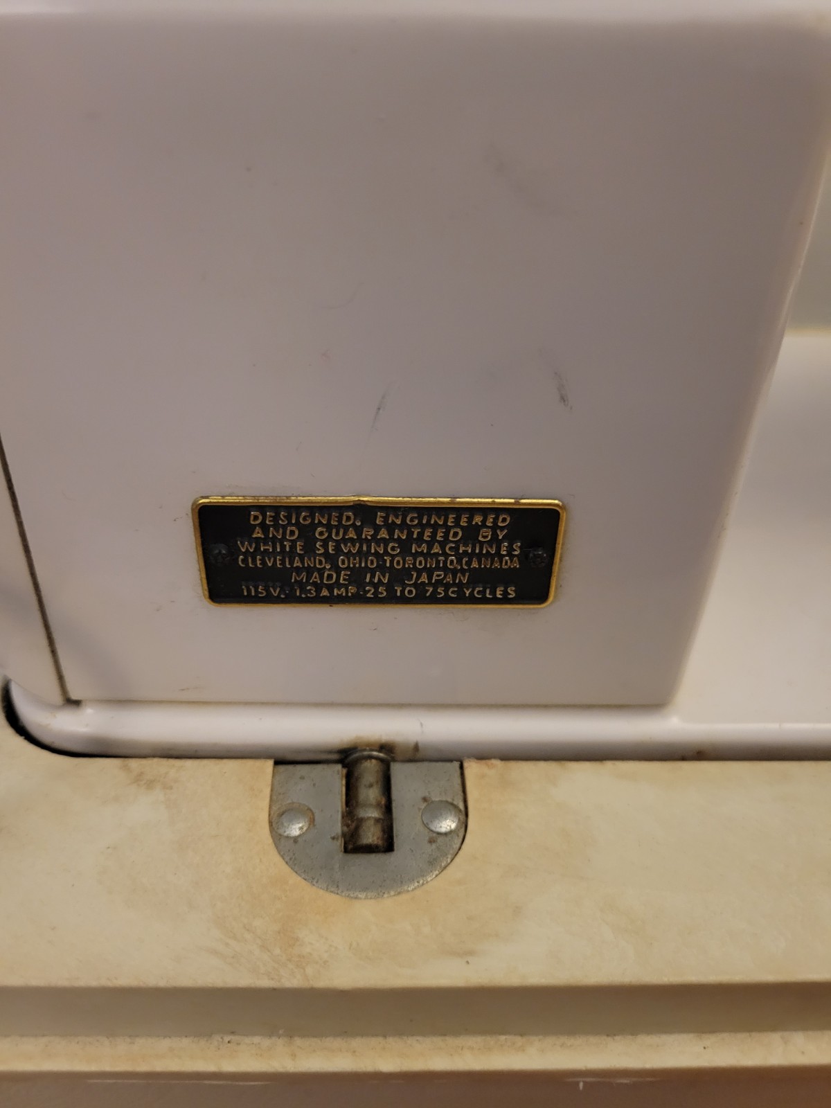 WHITE STRETCH STITCHES 940 Sewing Machine W/Pedal & Carrying Case NICE WORKS