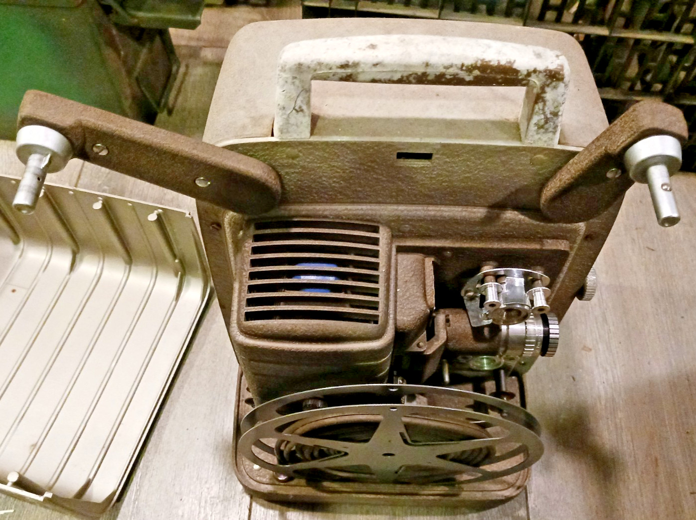 VINTAGE BELL & HOWELL 8MM MOVIE PROJECTOR + CARRYING CASE EXCELLENT!!!