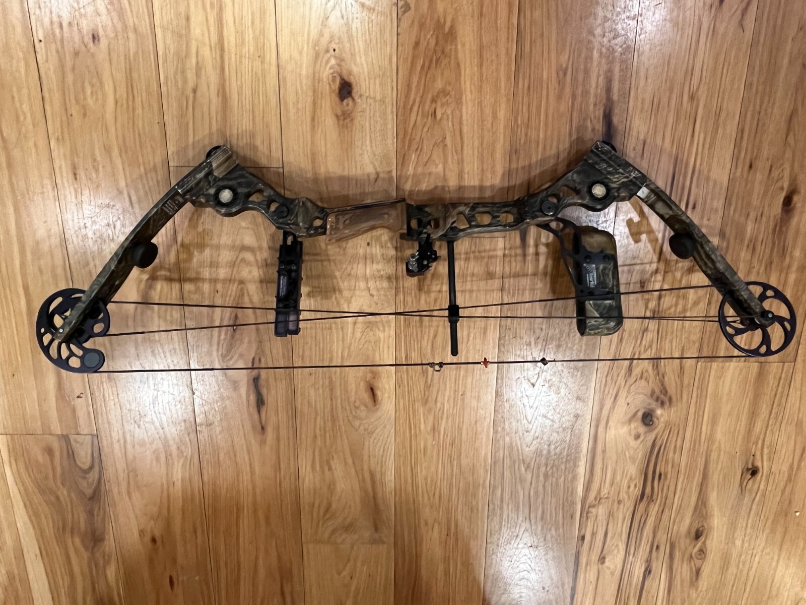 Matthews Q2 Realtree Camo Hunting Bow 70# RH With Quiver