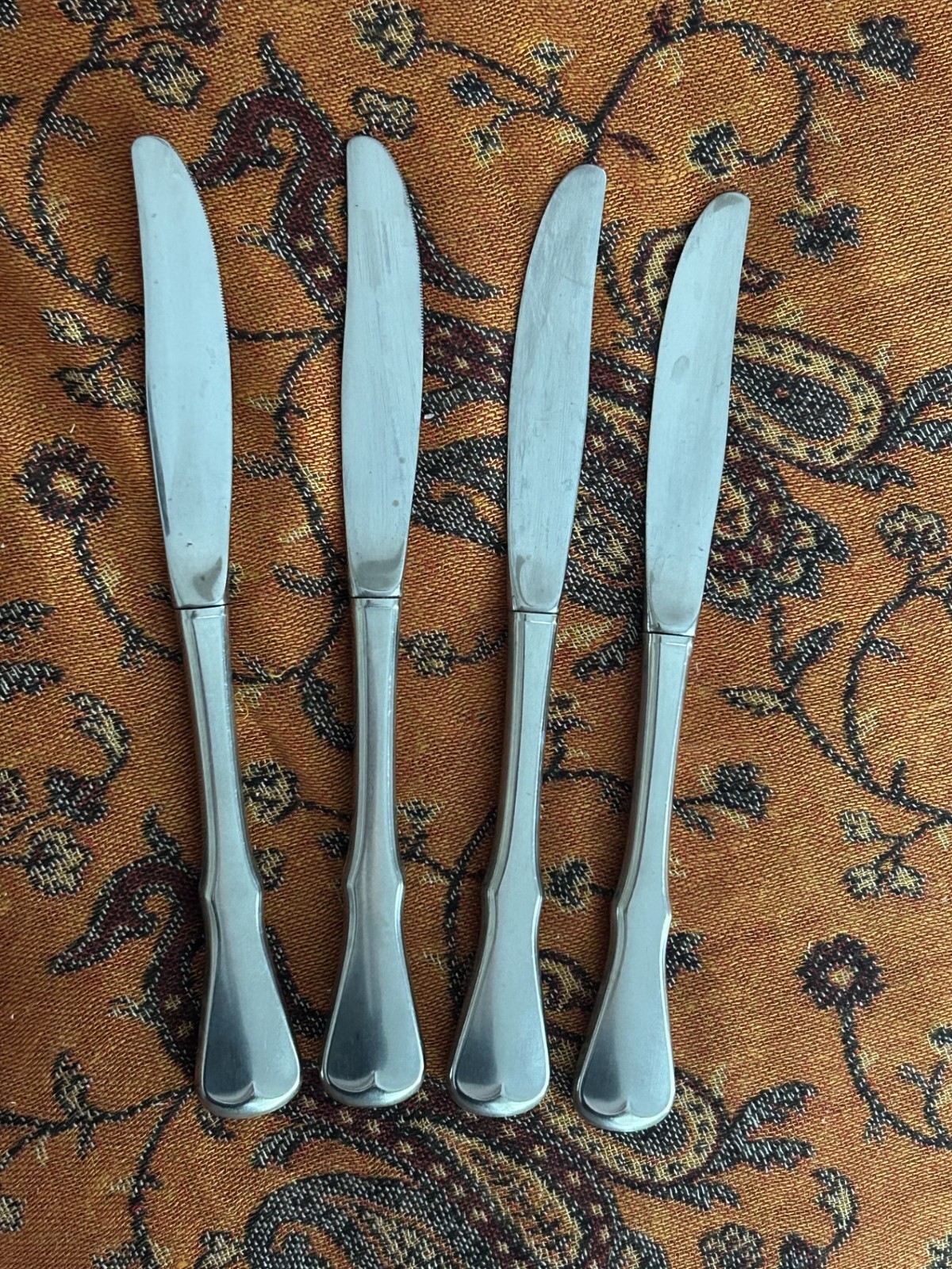 Four Oneida Patrick Henry 8 3/8-inch dinner knives