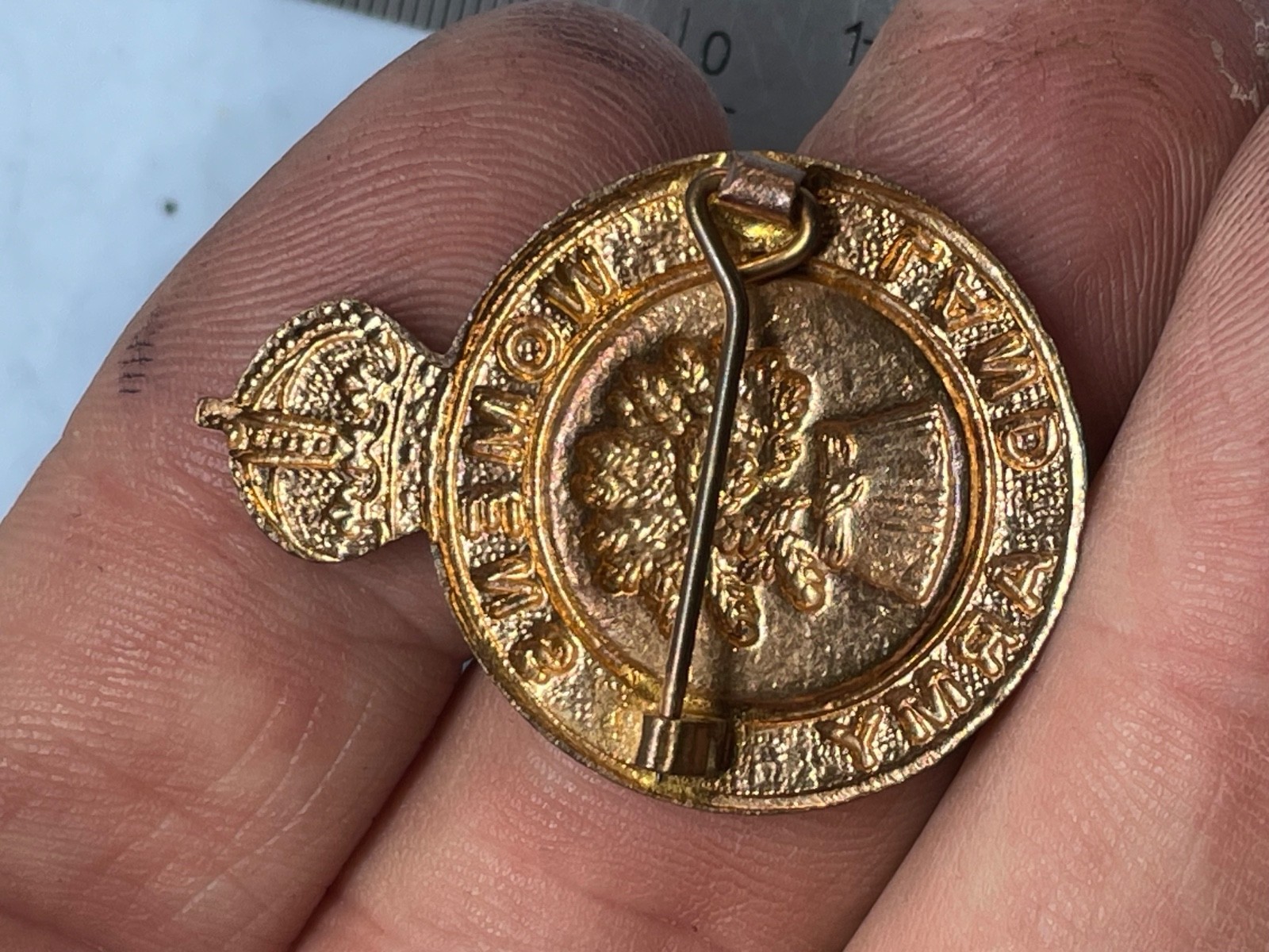 WW2 Women's Land Army Membership Badge - Gilt and Enamel Original