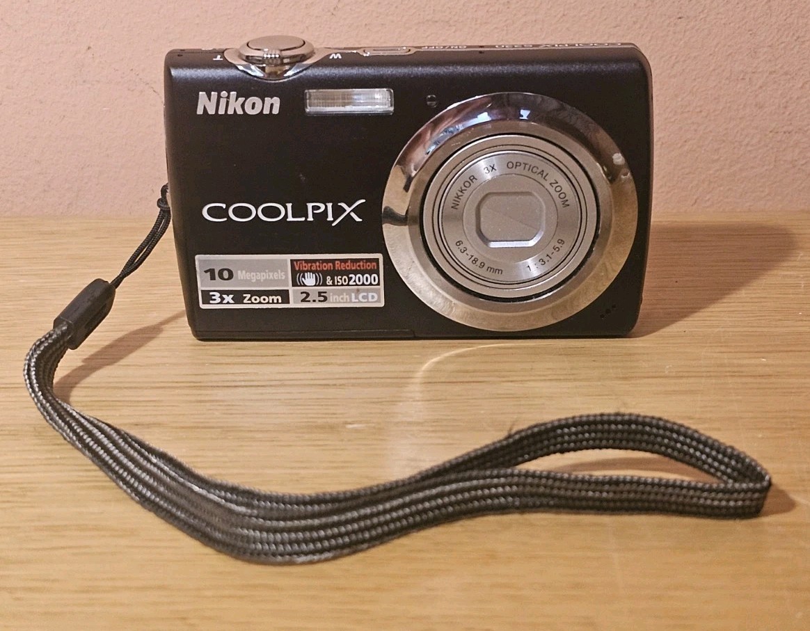 Nikon Coolpix S220 10MP Digital Compact Camera Black 3x Zoom