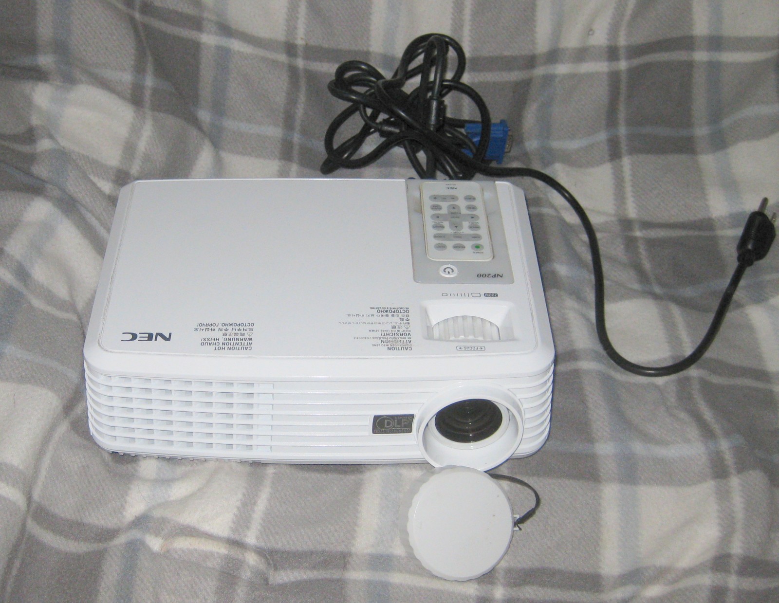 NEC NP200 PROJECTOR HOME OR OFFIVE WITH VIDEO CABLE & REMOTE -  LOW LAMP HRS
