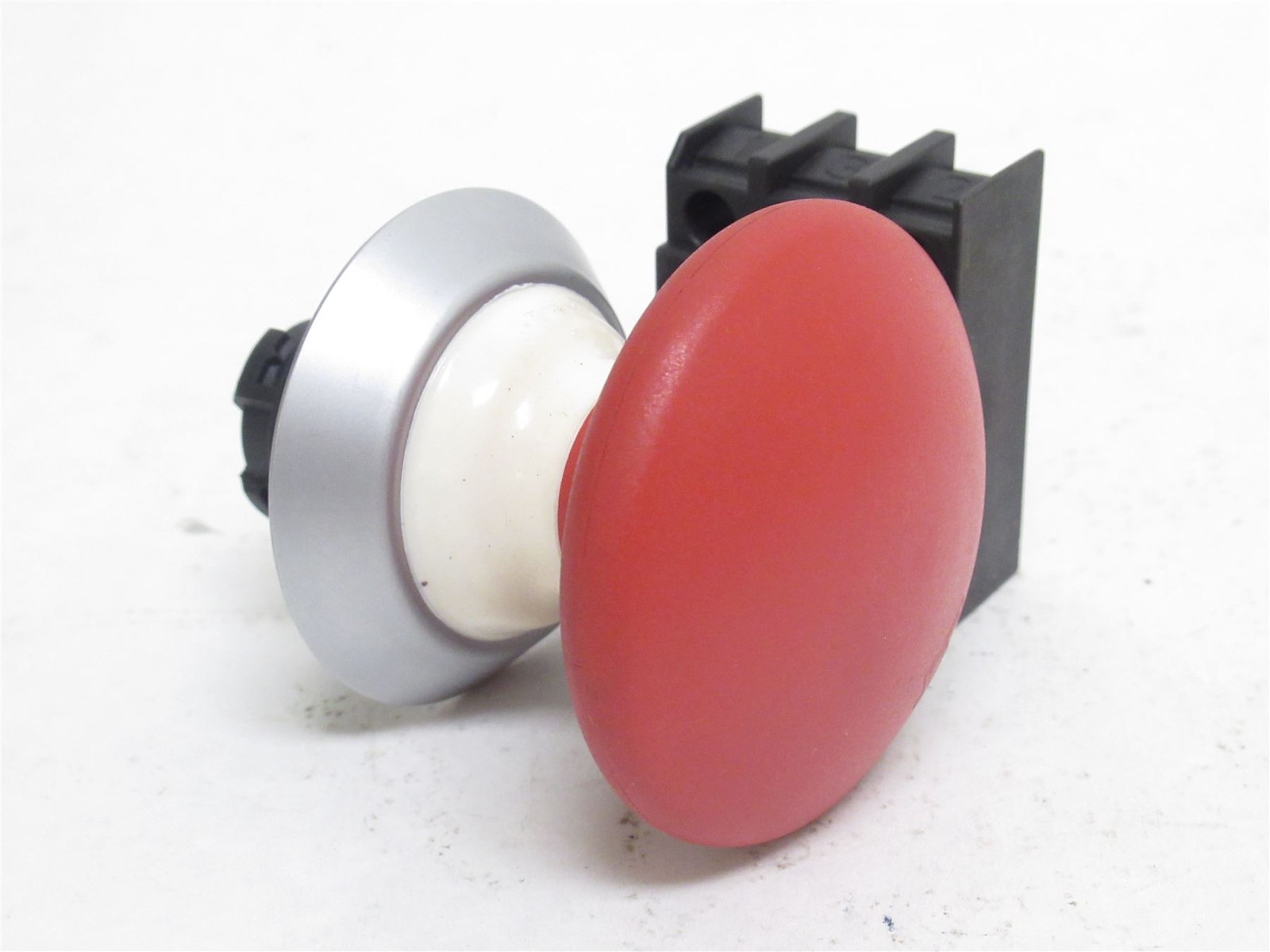 238066 New-No Box; Schmersal 101163587 E-Stop Switch NDRR50RT; Latching; Red