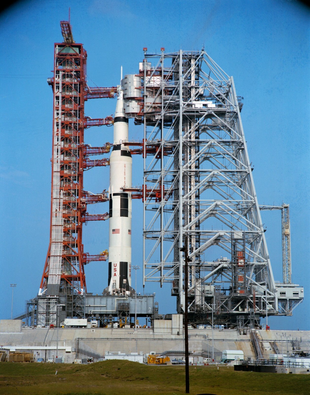 APOLLO 13 SATURN V ON LAUNCH PAD 8X10 GLOSSY PHOTO IMAGE #1