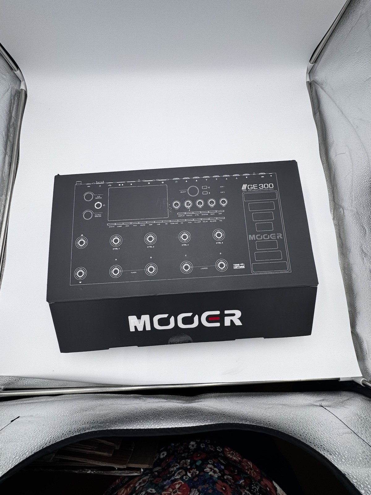 Mooer GE300 Multi-Effects Guitar Processor AMP Modeler Looper White, Open box