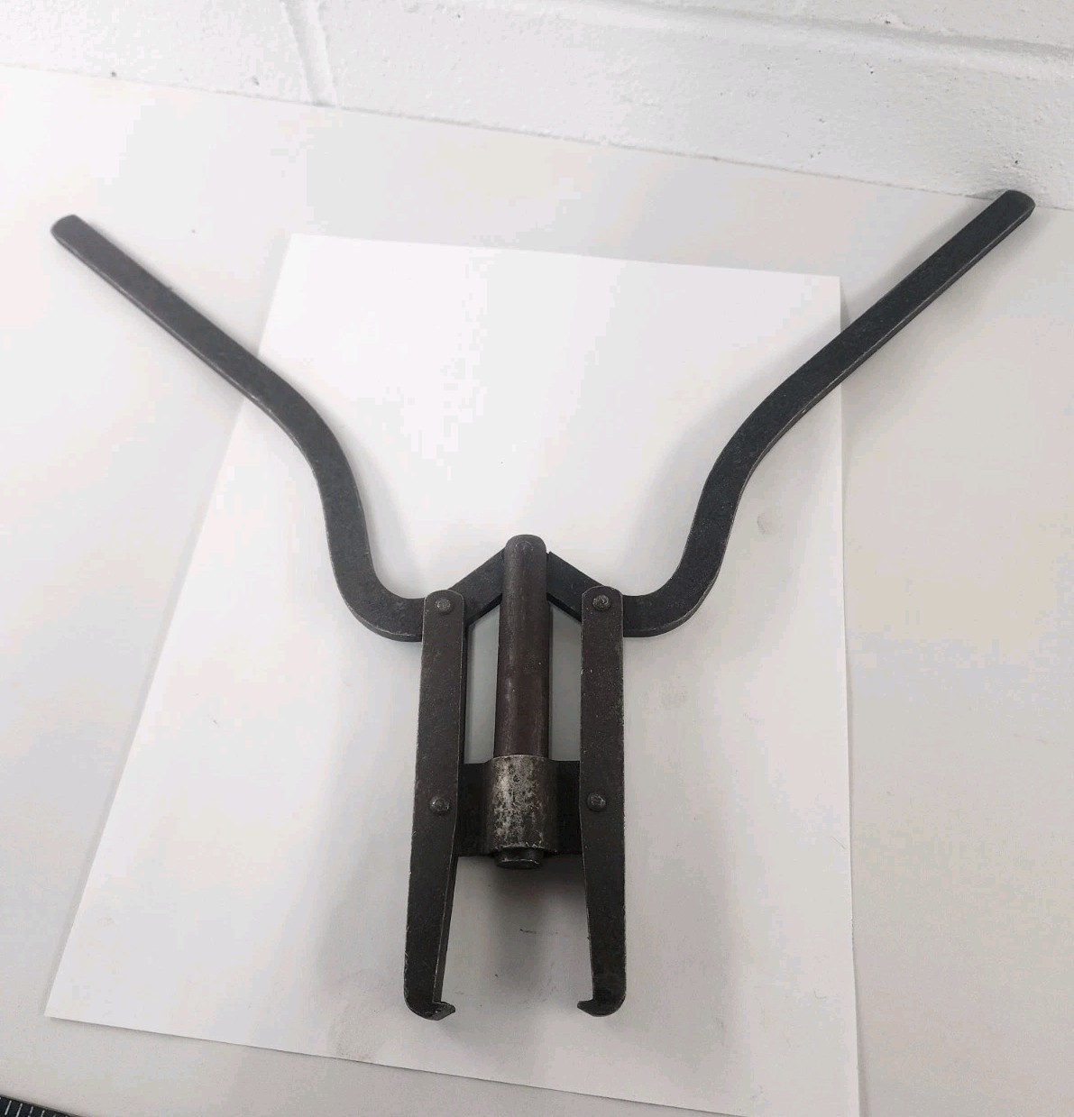 (2) Vintage Medium Size 2-Jaw Gear Pullers - Plomb 4061 4022 & Unknown