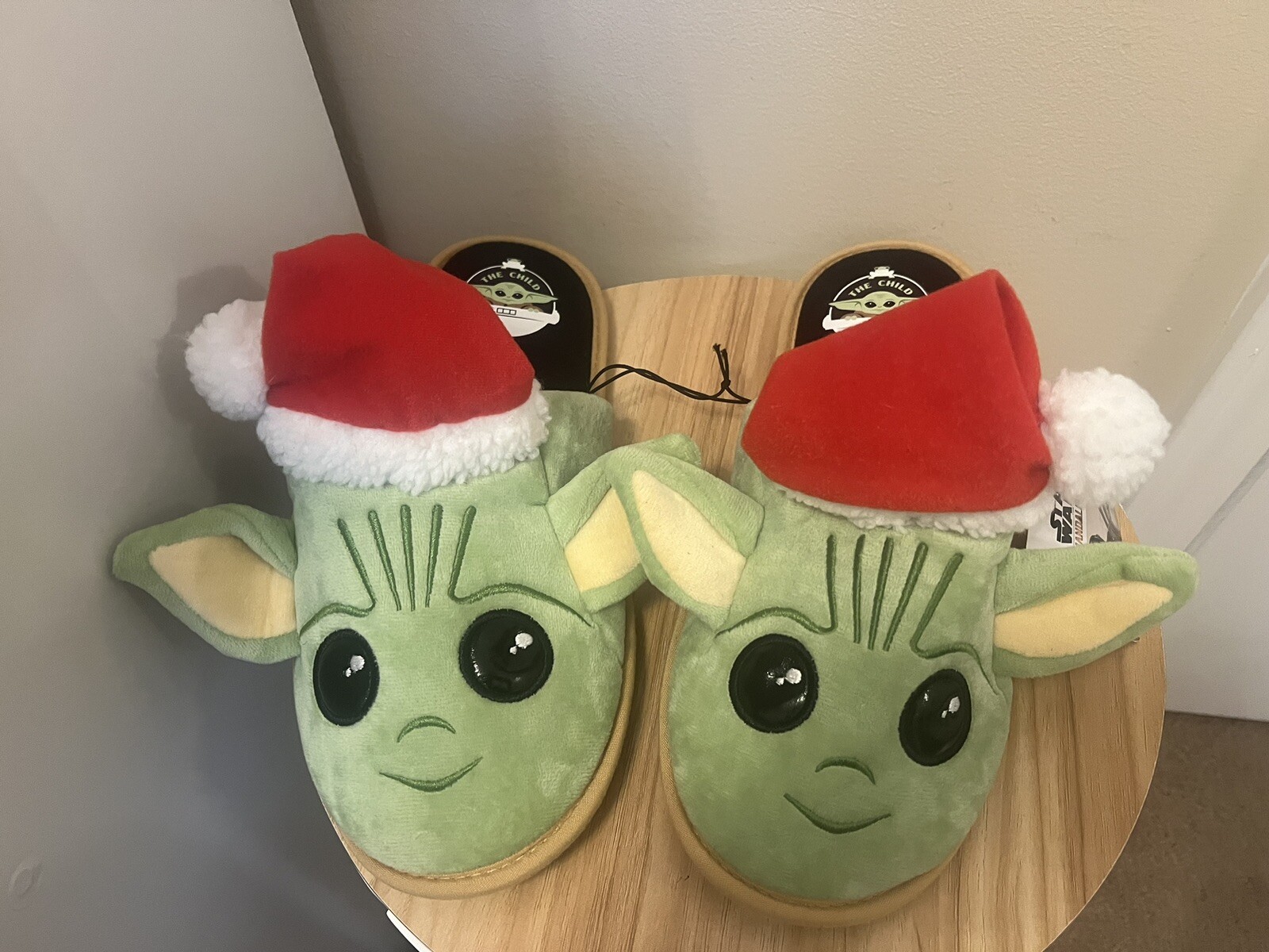 Star Wars The Mandalorian Yoda Christmas Santa Hat Men's Slippers Size M 9-10
