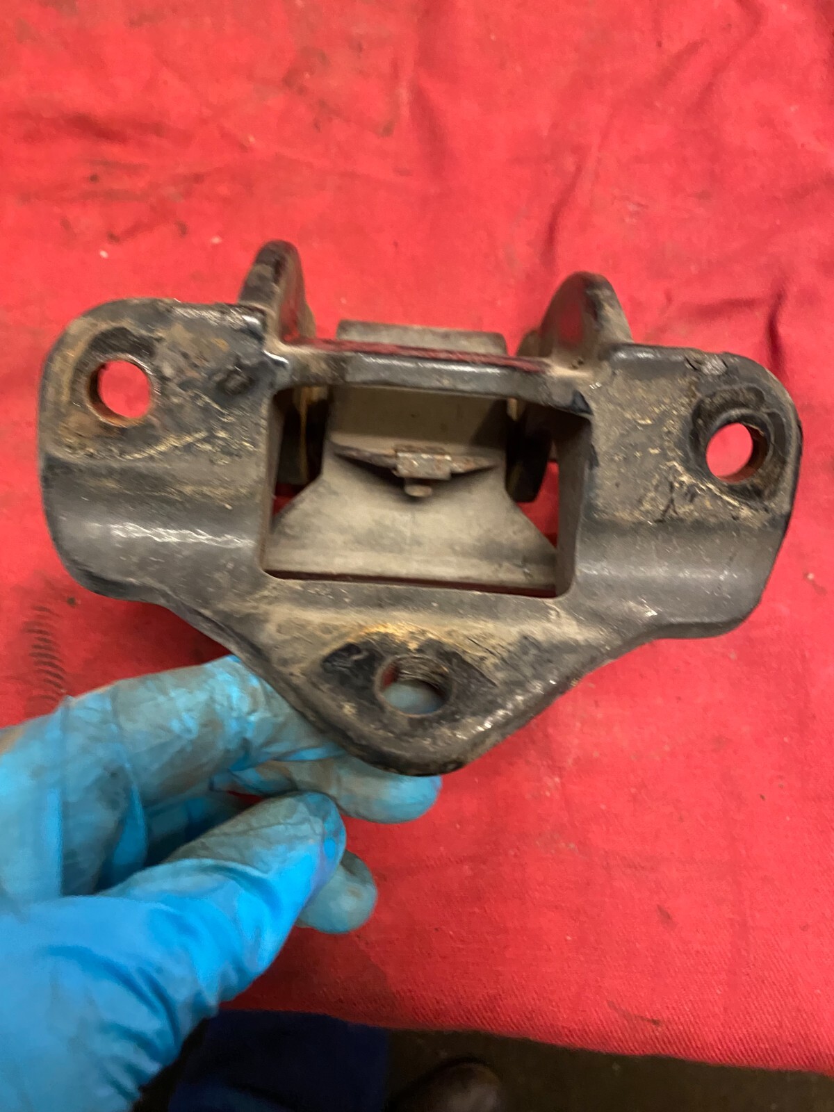 MACK CXU613 HOOD HINGE 68QM472BM / 2