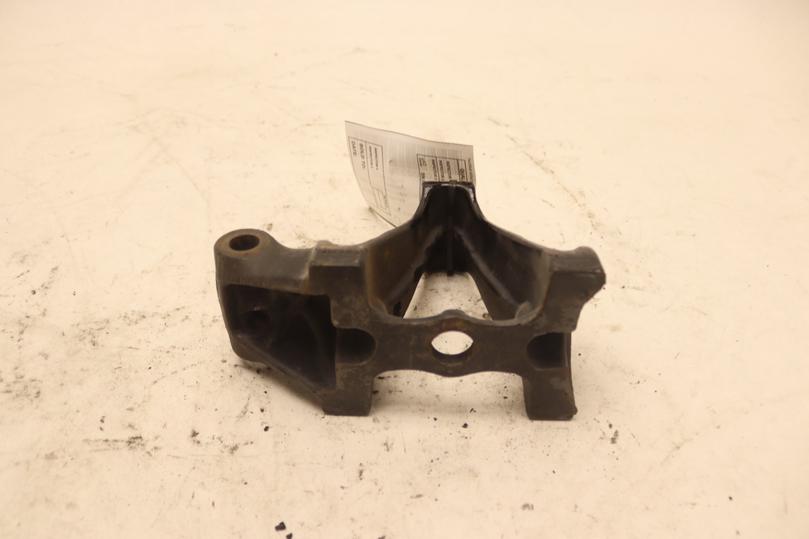 2018-2023 PETERBILT 579 FRONT SUSPENSION SHOCK SADDLE BRACKET MOUNT B63-1004 OEM