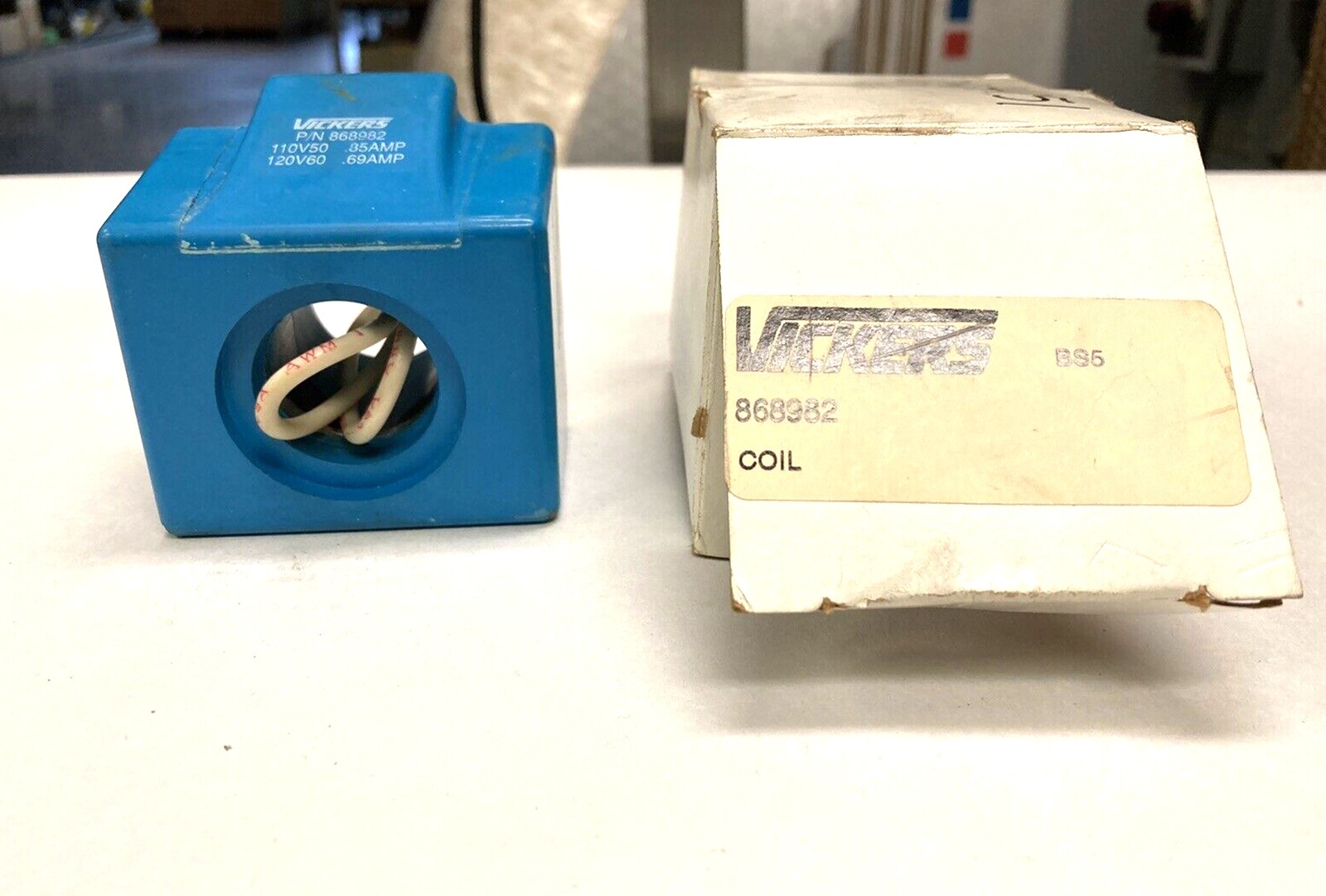 NEW Eaton/Vickers P/N 868982 Solenoid Valve Coil