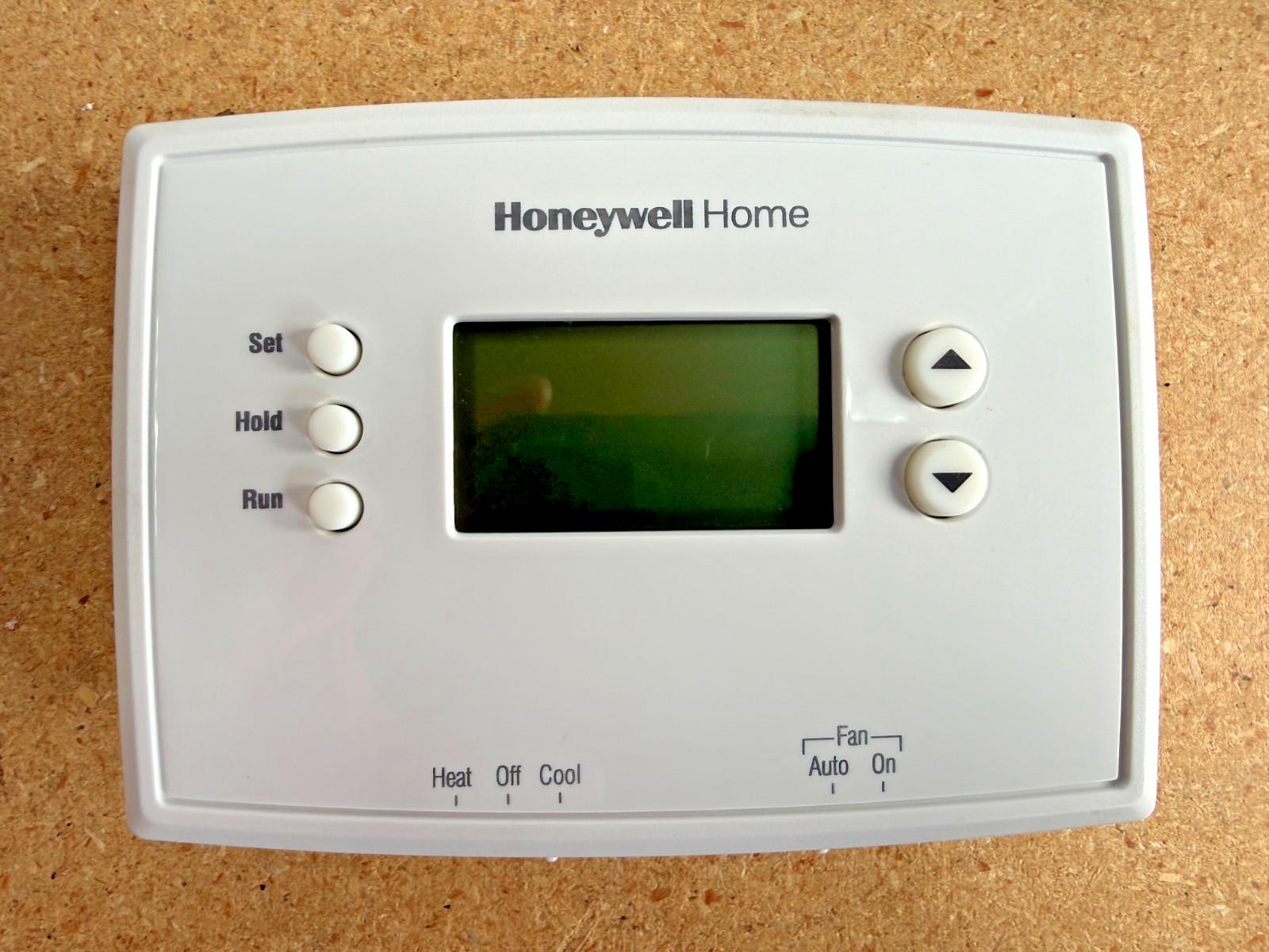 Honeywell home RTH221B 1-Week Programmable Thermostat with Digital Display