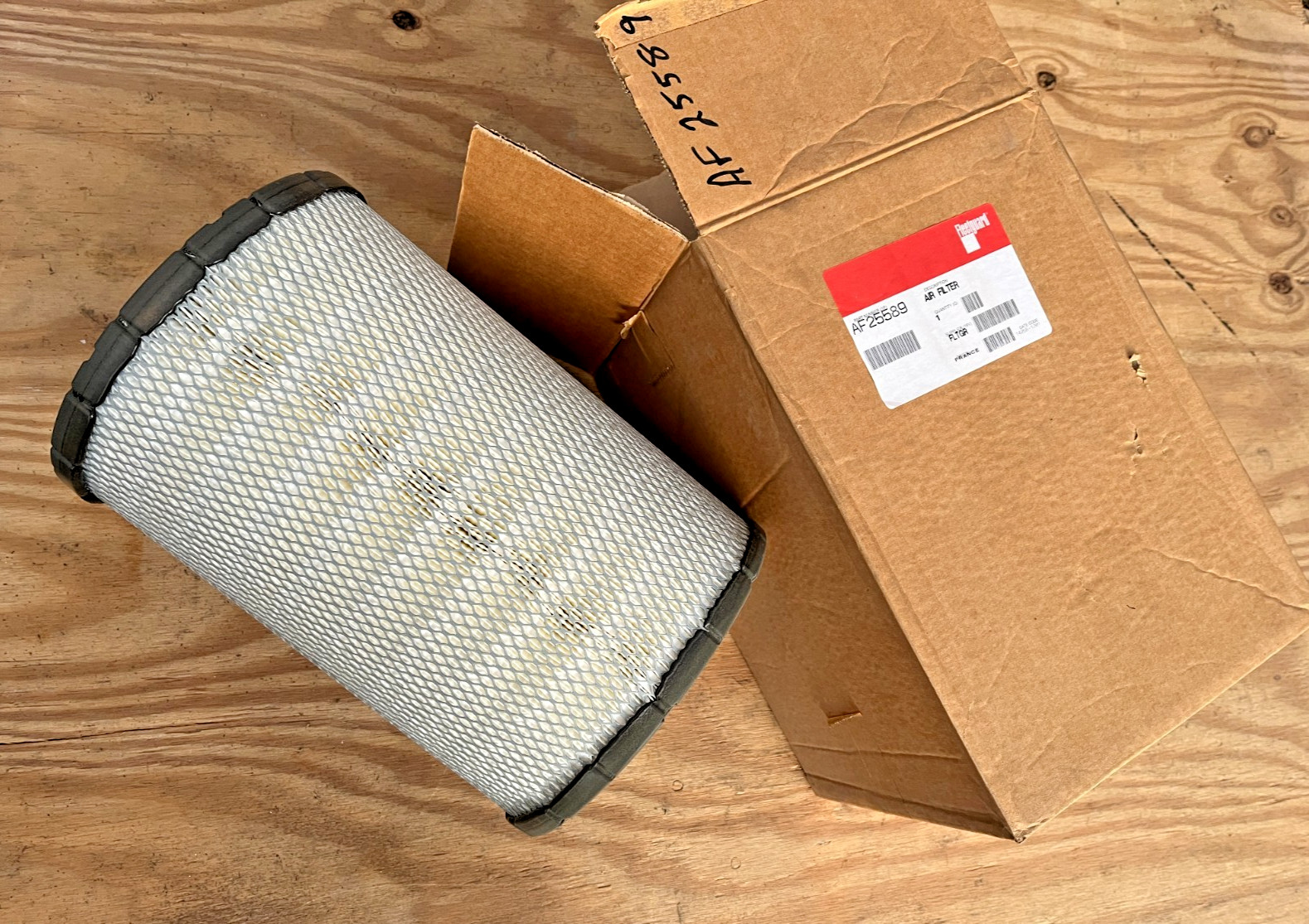 AF25589   Fleetguard  OEM Cummins   AIR FILTER