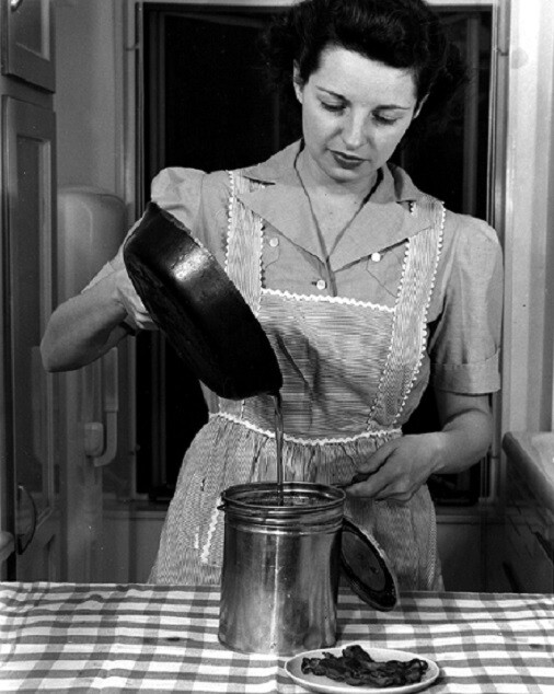 "Soldier of the Home Front" Wife recycles for War Effort WWII 8x10 Photo 165a