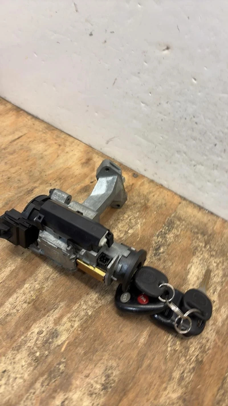 2002-2007 Saturn Vue Ignition Switch Cylinder Lock W/Key OEM Tested Clean Unit