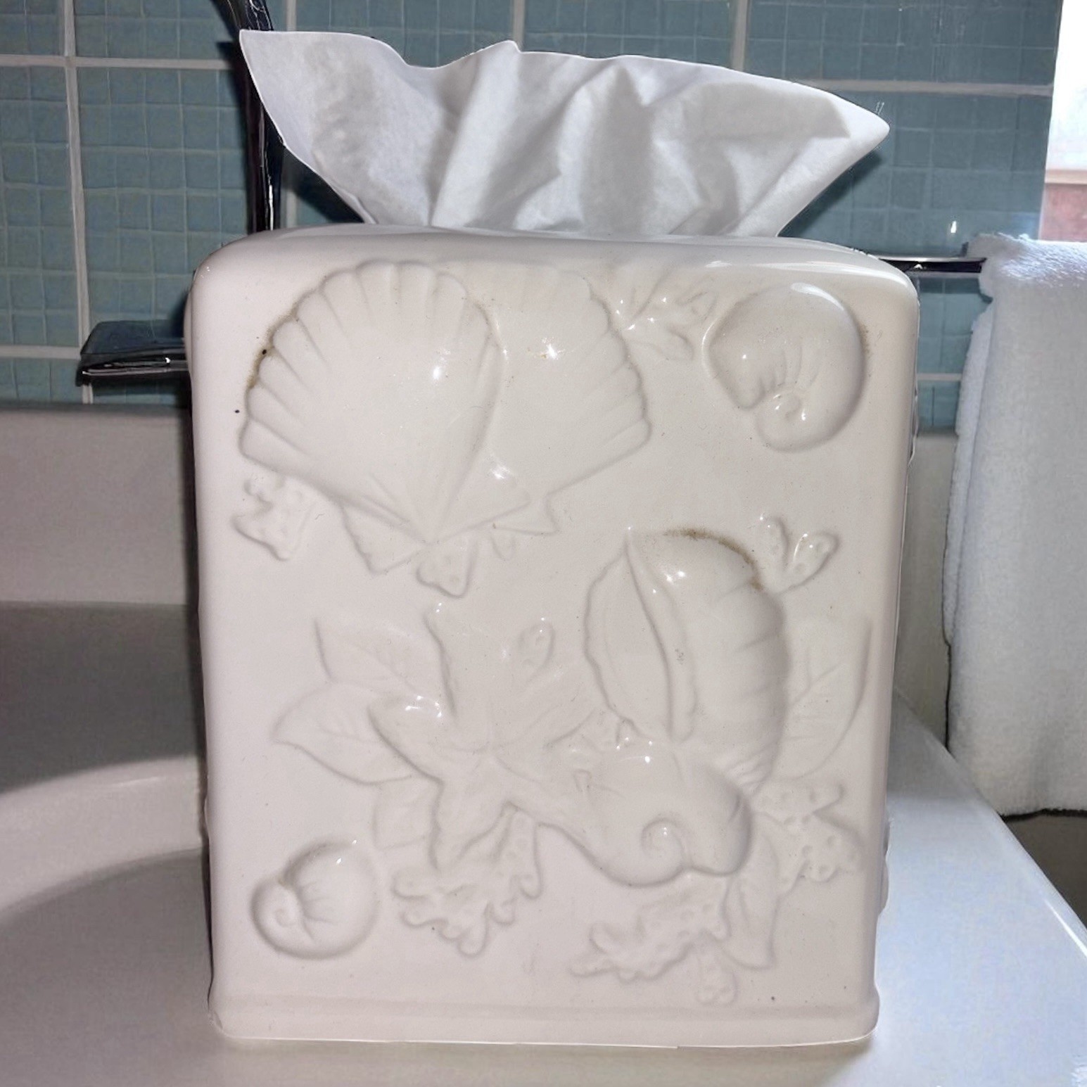 Fifth Avenue White Ceramic Beach Sea Shells Themed Tissue Holder, Sold As Is