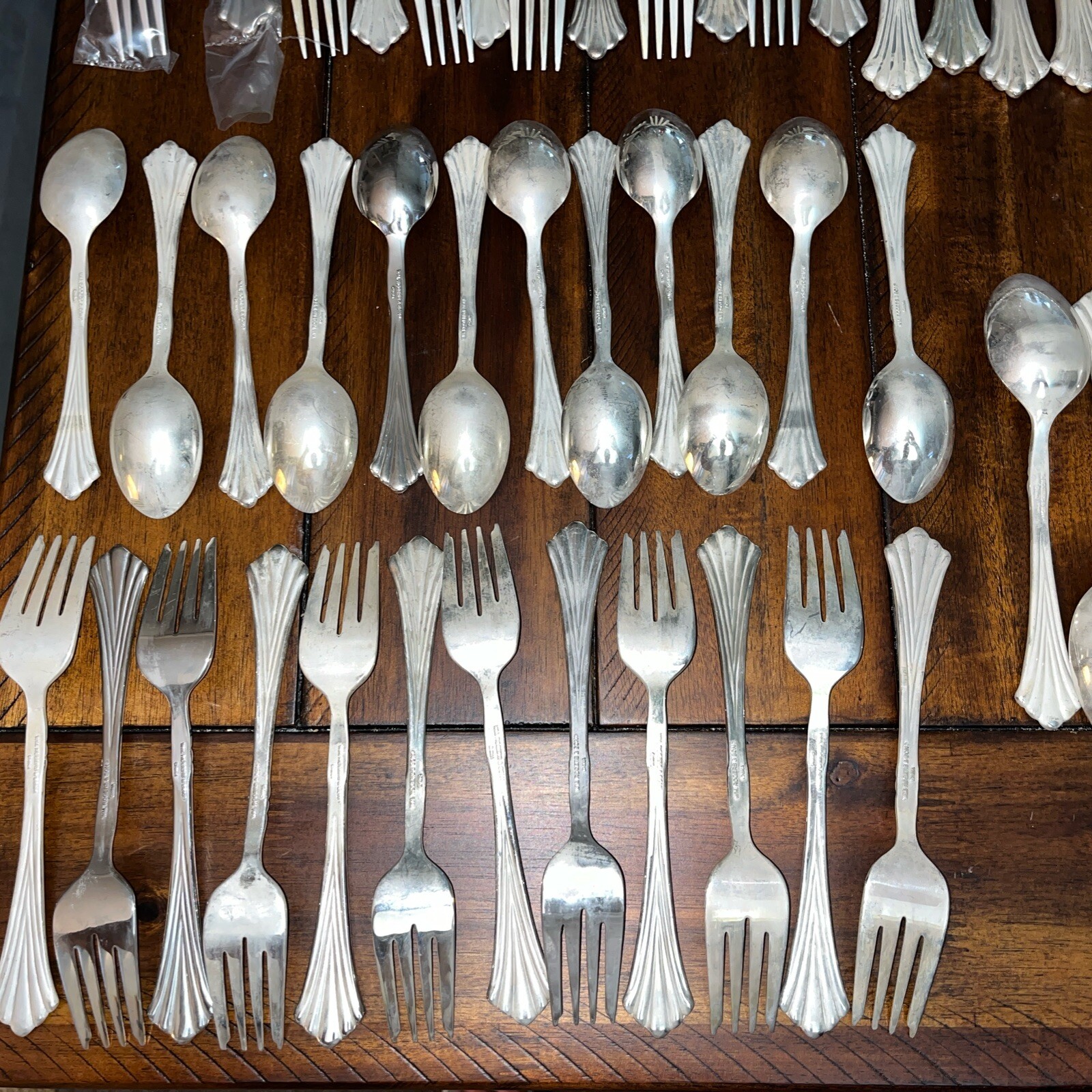 WM ROGERS & SON ROYAL PLUME 62 PIECE FLATWARE SET