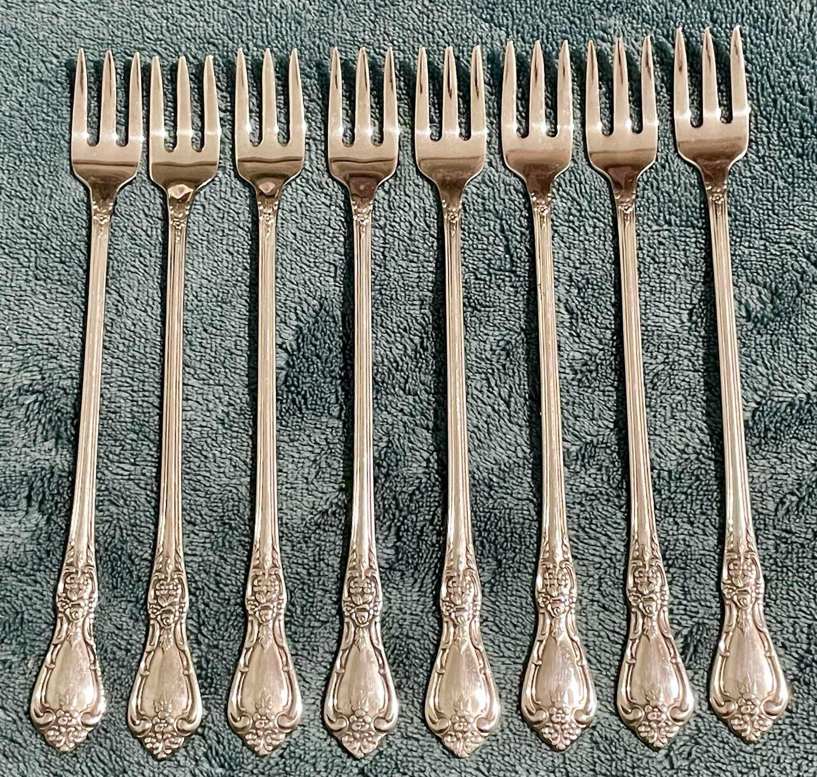 DISTINCTION DELUXE STAINLESS HH BY ONEIDA KENNETT SQUARE 8 COCKTAIL/PICKLE FORKS